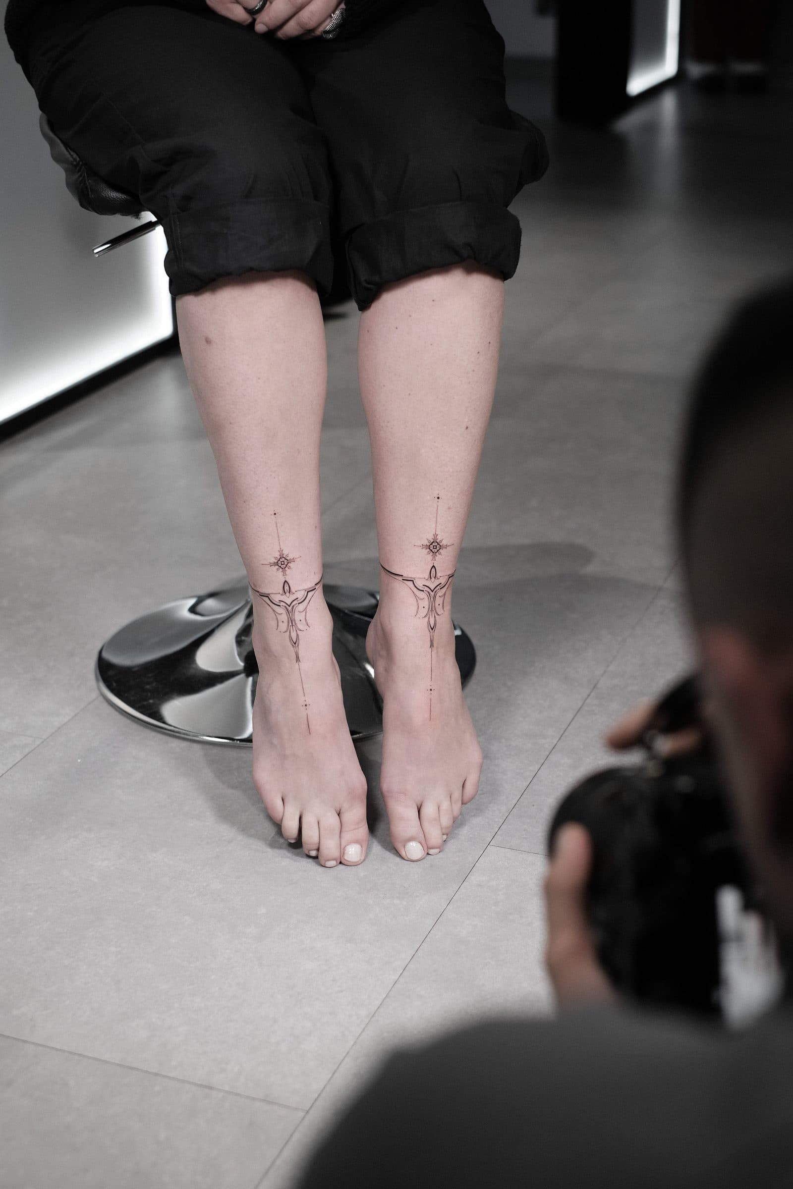 Fineline Tattoo – Knöchel Ornament – SIJA.INK Zürich