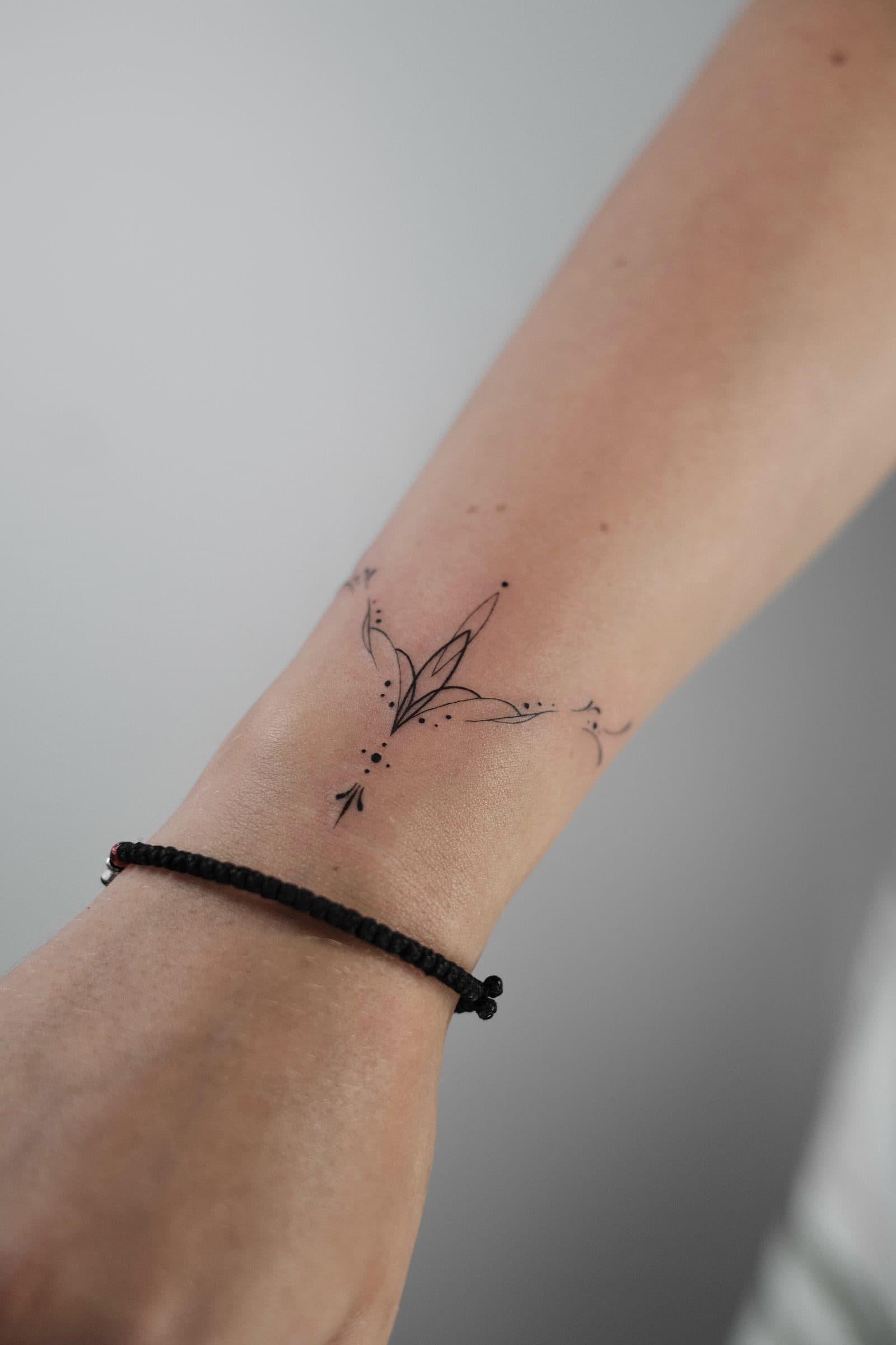 Fineline Tattoo – Botanisch Handgelenk – SIJA.INK Zürich