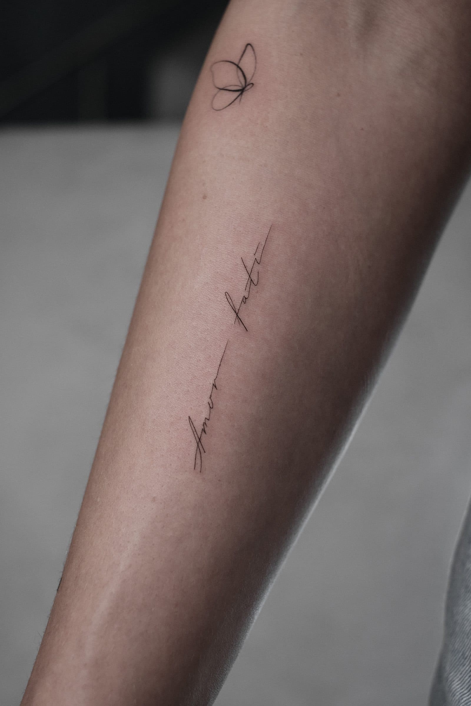 Fineline Tattoo – Schmetterling Schriftzug – SIJA.INK Zürich