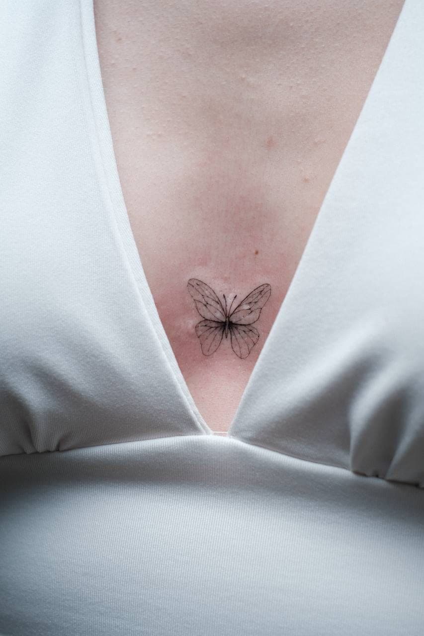 Fineline Tattoo – Schmetterling Dekolleté – SIJA.INK Zürich