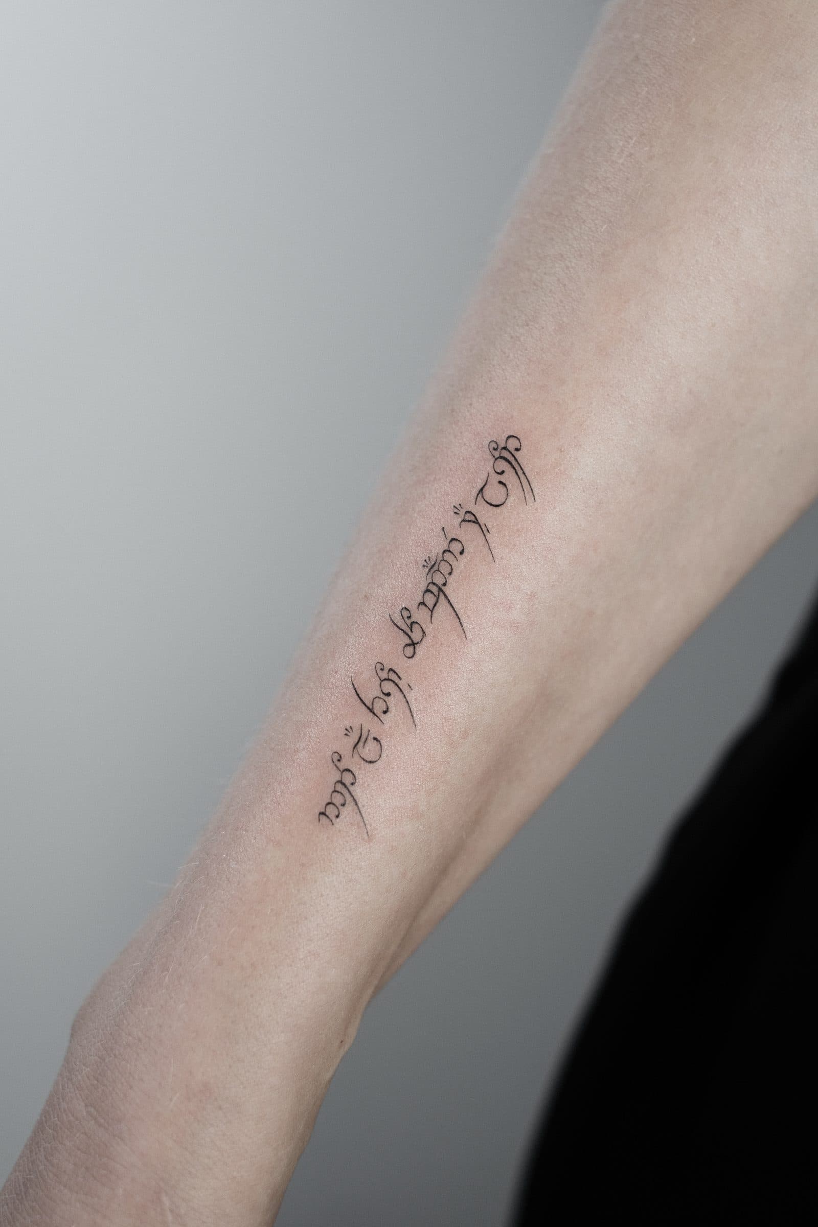 Fineline Tattoo – Elbische Schrift – SIJA.INK Zürich