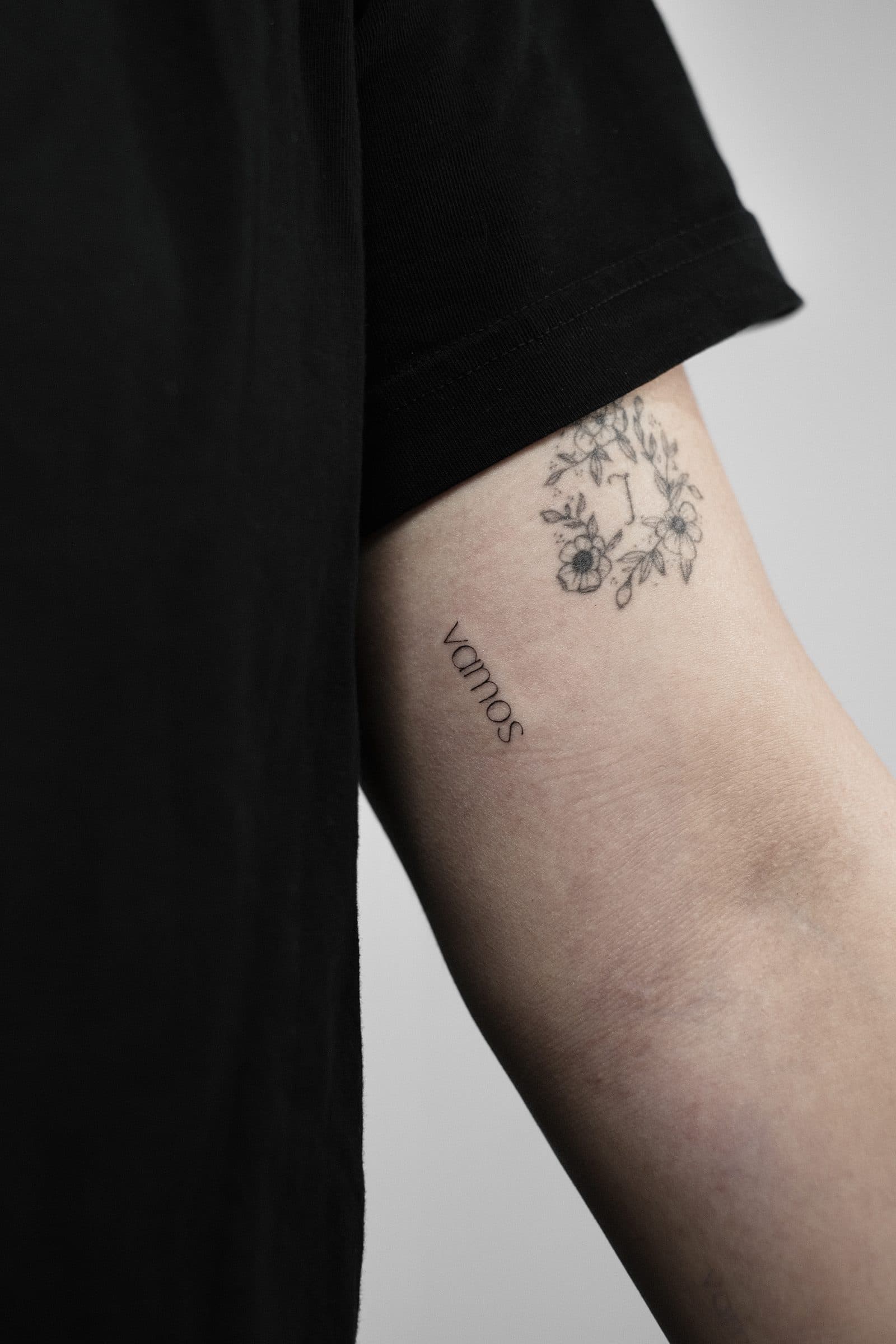 Fineline Tattoo – Blumenkranz – SIJA.INK Zürich