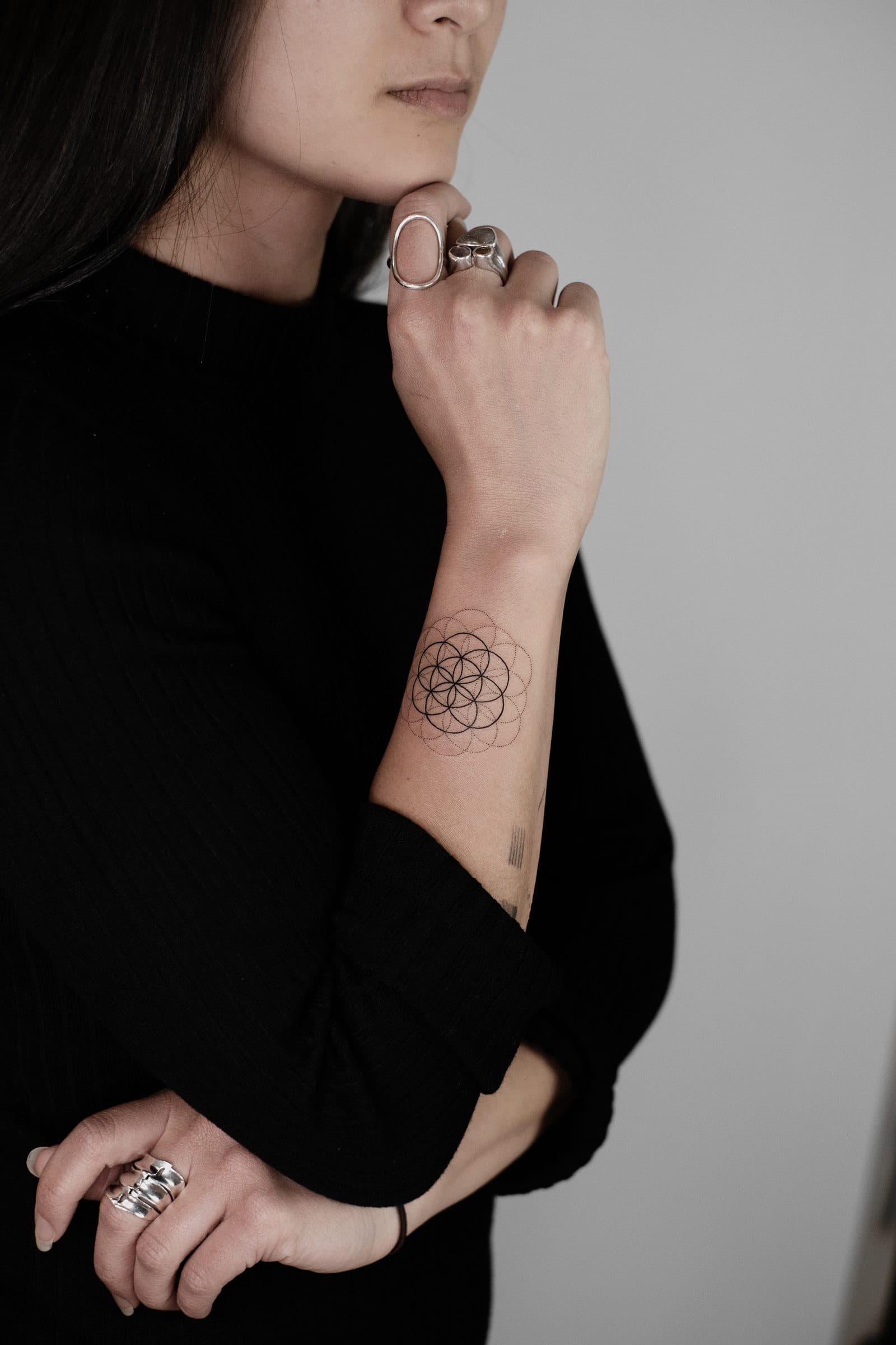 Fineline Tattoo – Blume des Lebens – SIJA.INK Zürich