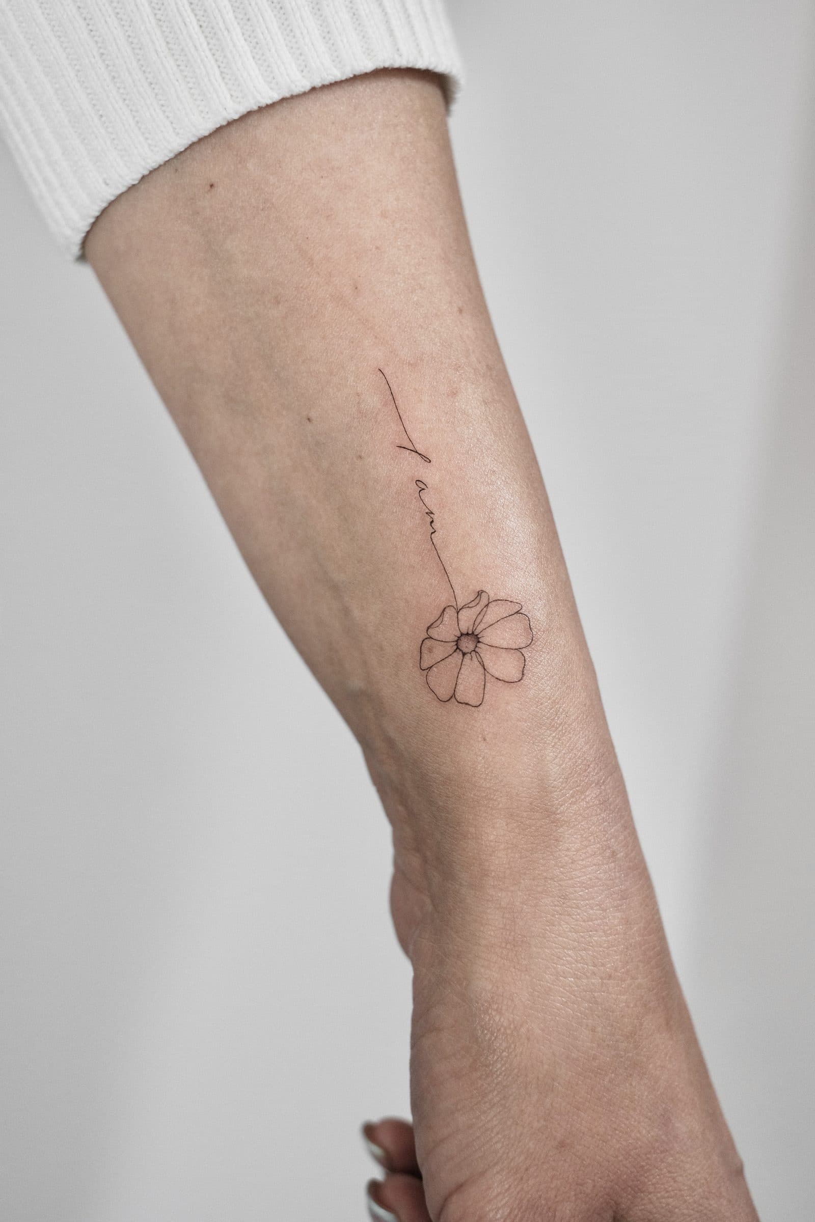 Fineline Tattoo – Blumen Schriftzug – SIJA.INK Zürich