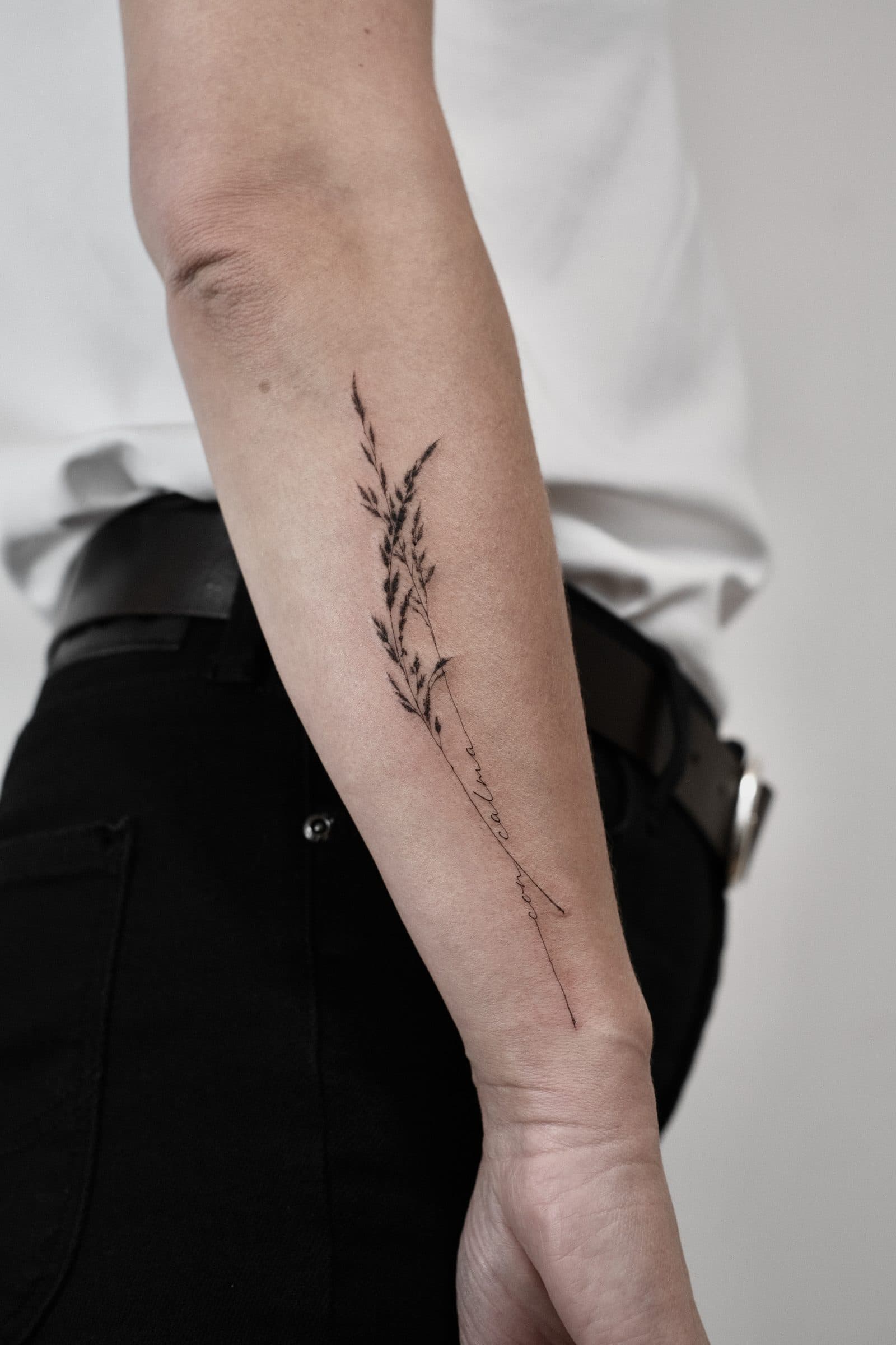 Fineline Tattoo – Gras Schriftzug – SIJA.INK Zürich