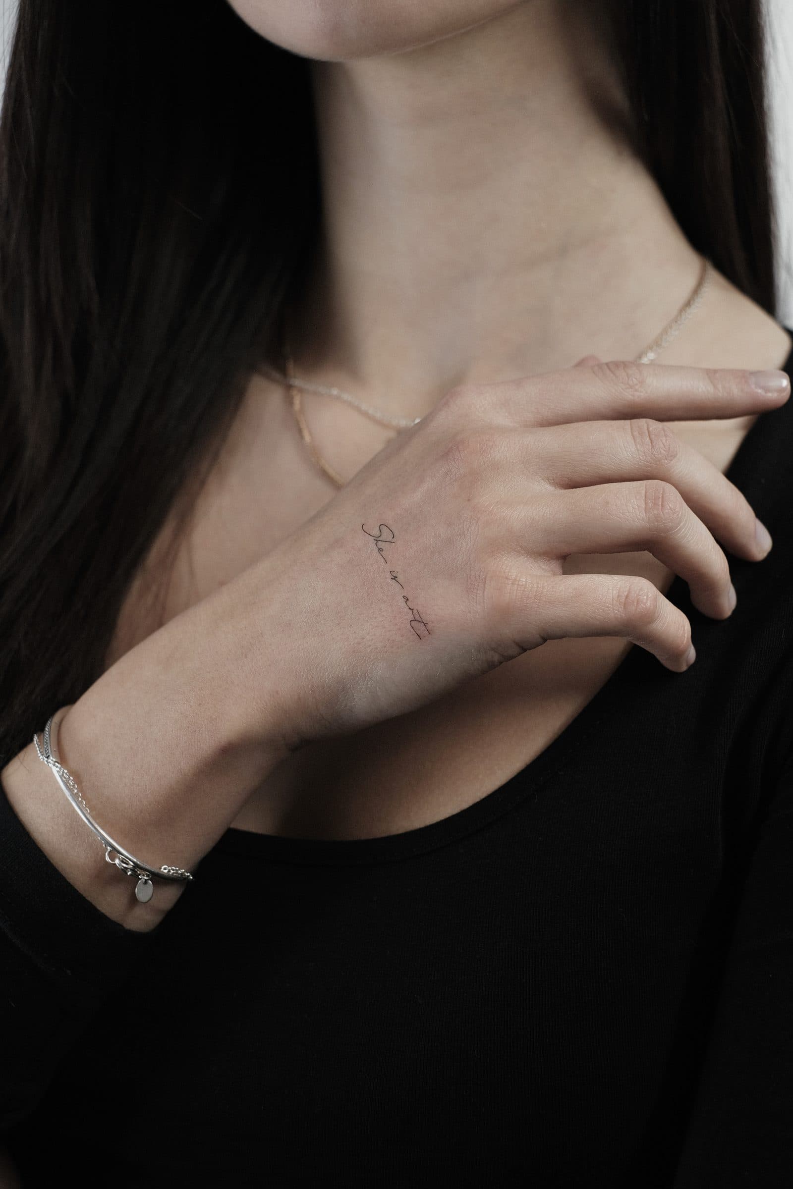 Fineline Tattoo – Hand Schriftzug – SIJA.INK Zürich