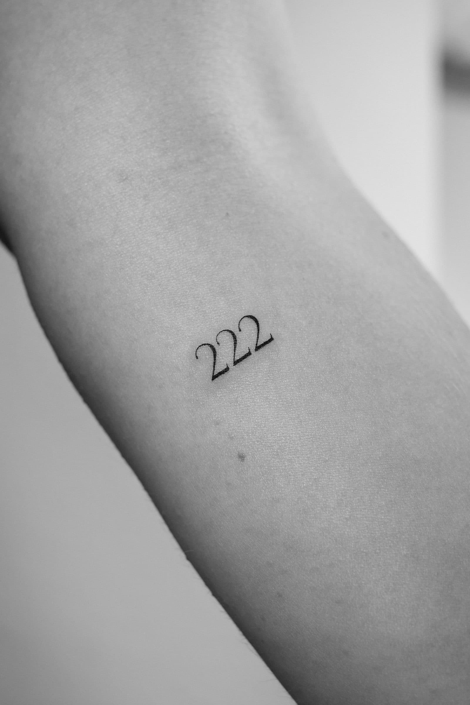 Fineline Tattoo – Zahl – SIJA.INK Zürich