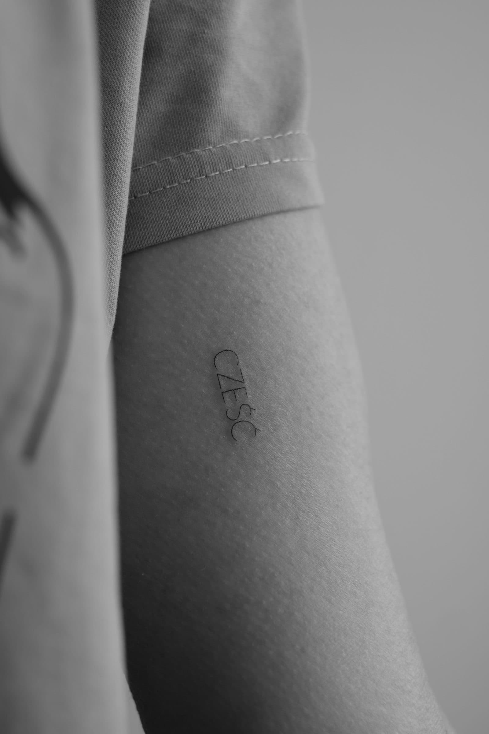 Fineline Tattoo – Schriftzug Cześć – SIJA.INK Zürich