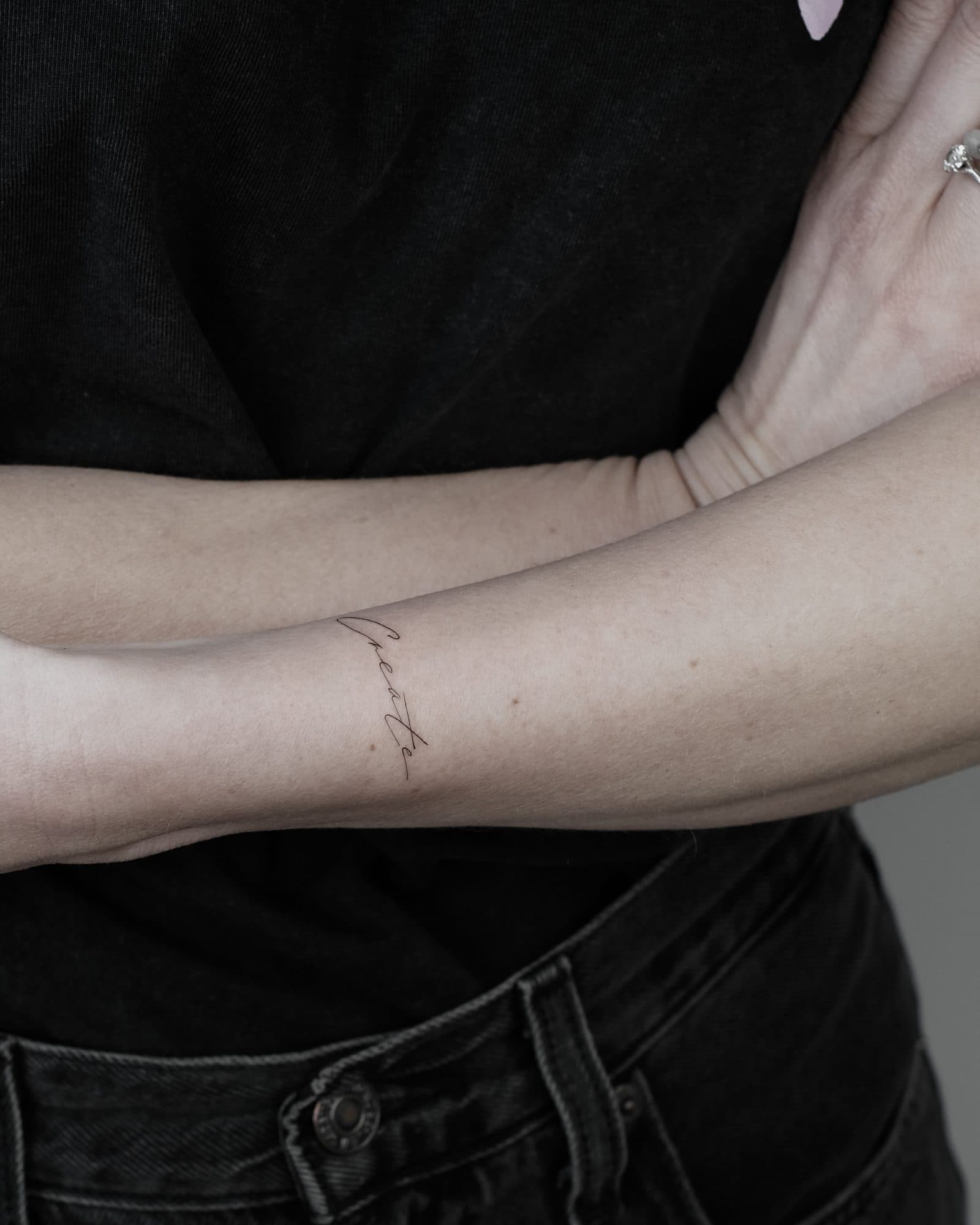 Fineline Tattoo – Schriftzug Handgelenk – SIJA.INK Zürich