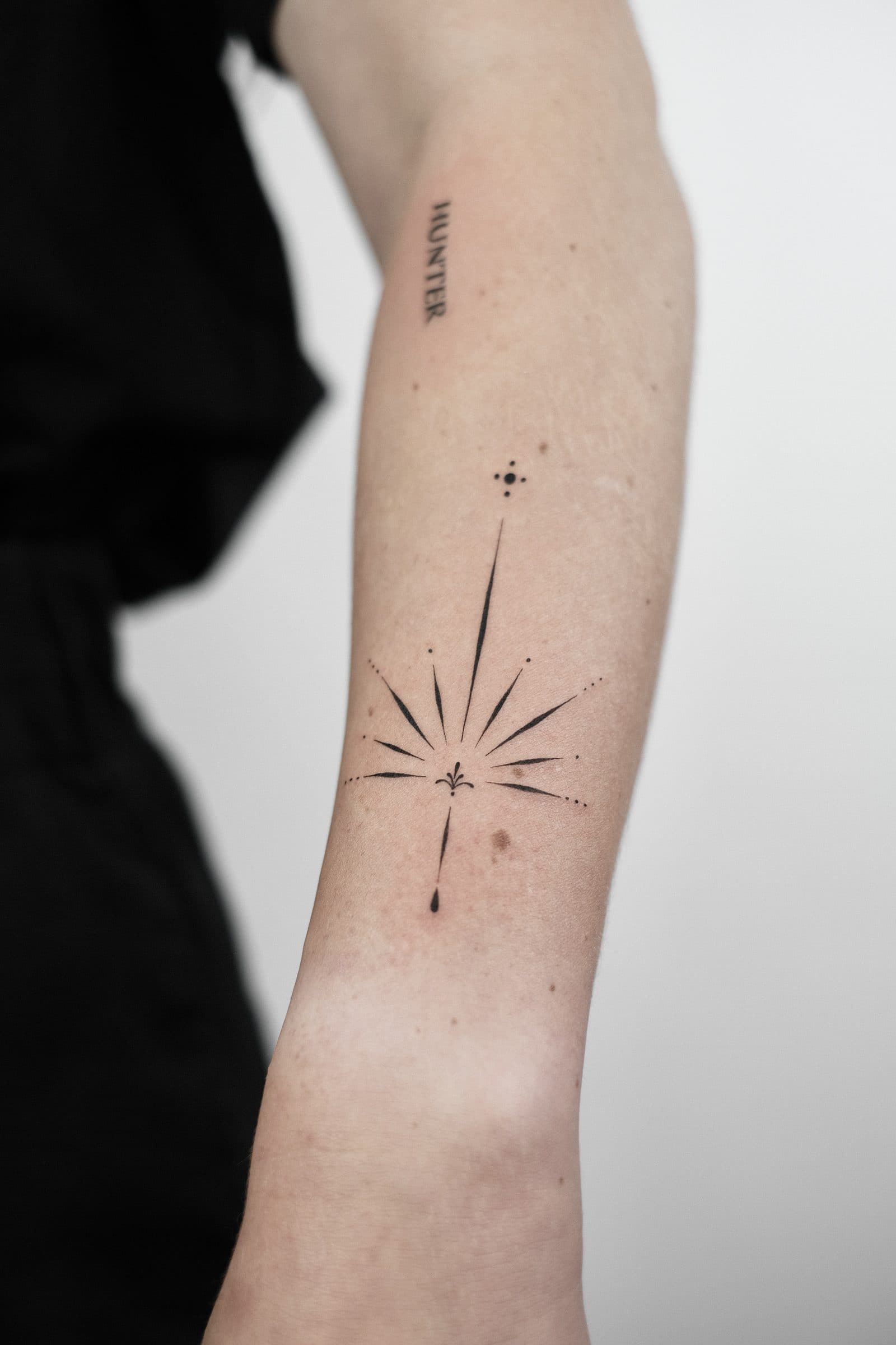 Fineline Tattoo – Strahlenstern – SIJA.INK Zürich