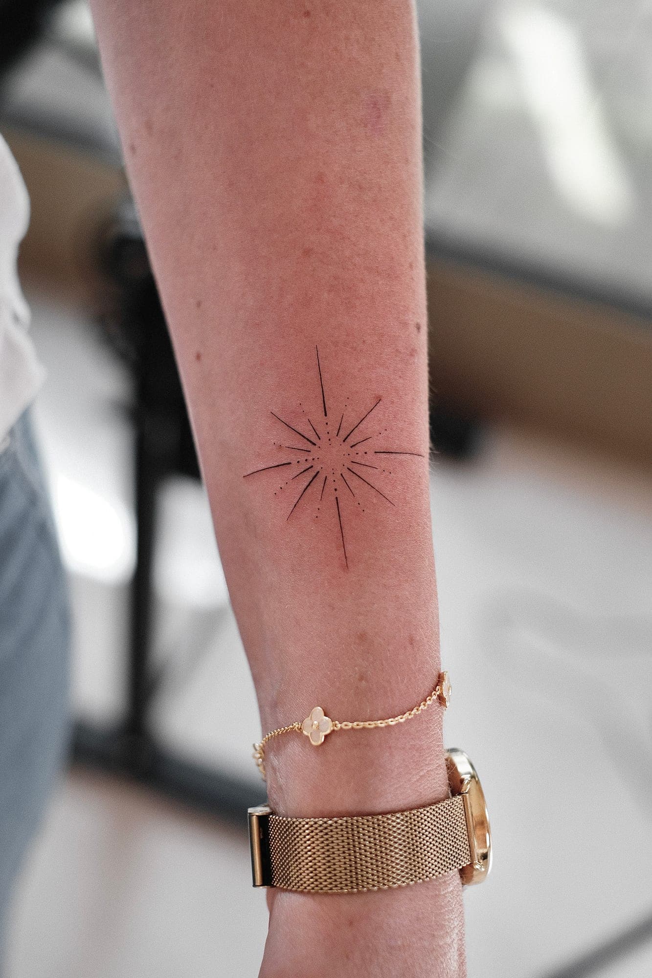 Fineline Tattoo – Strahlenstern – SIJA.INK Zürich