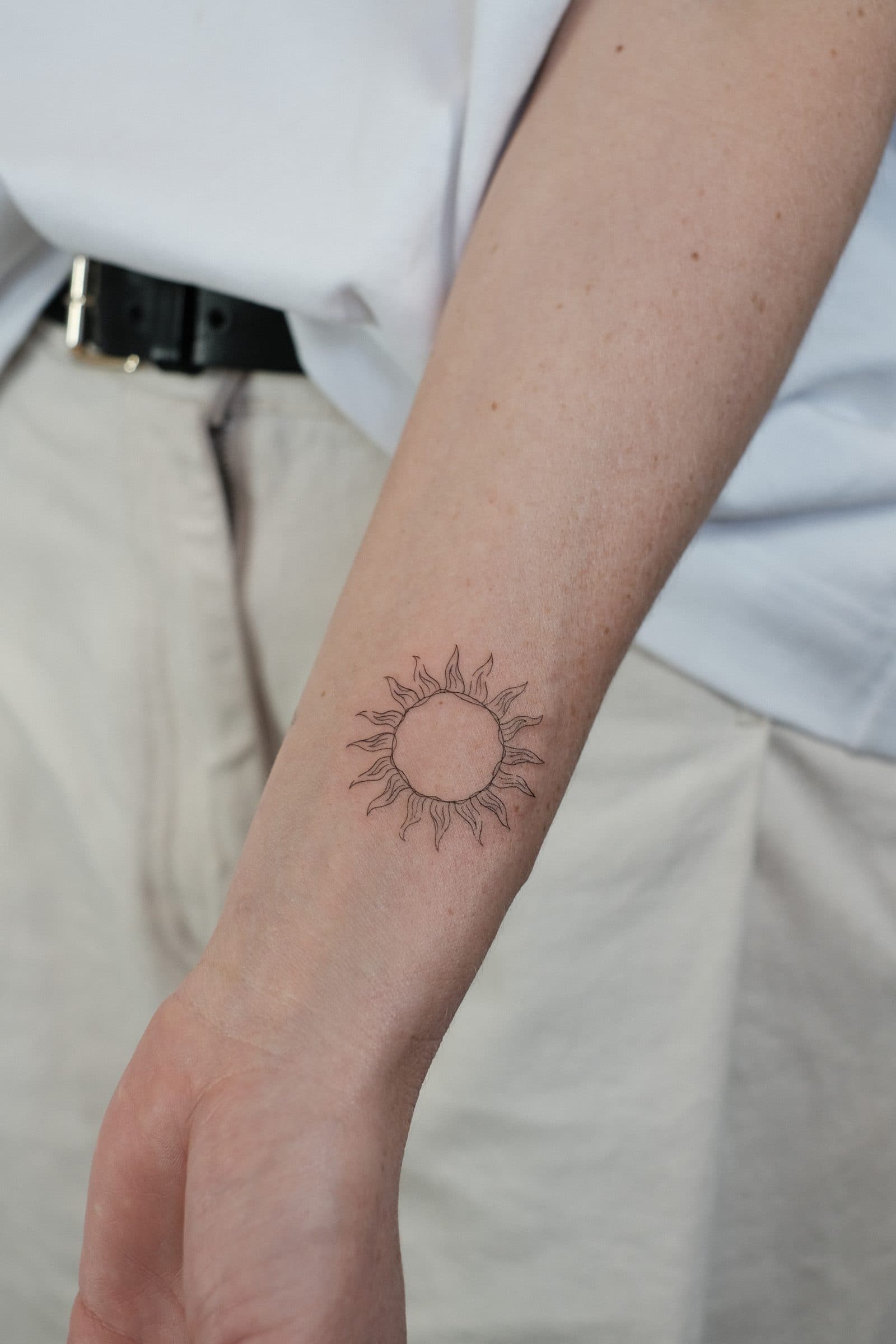 Fineline Tattoo – Sonne – SIJA.INK Zürich