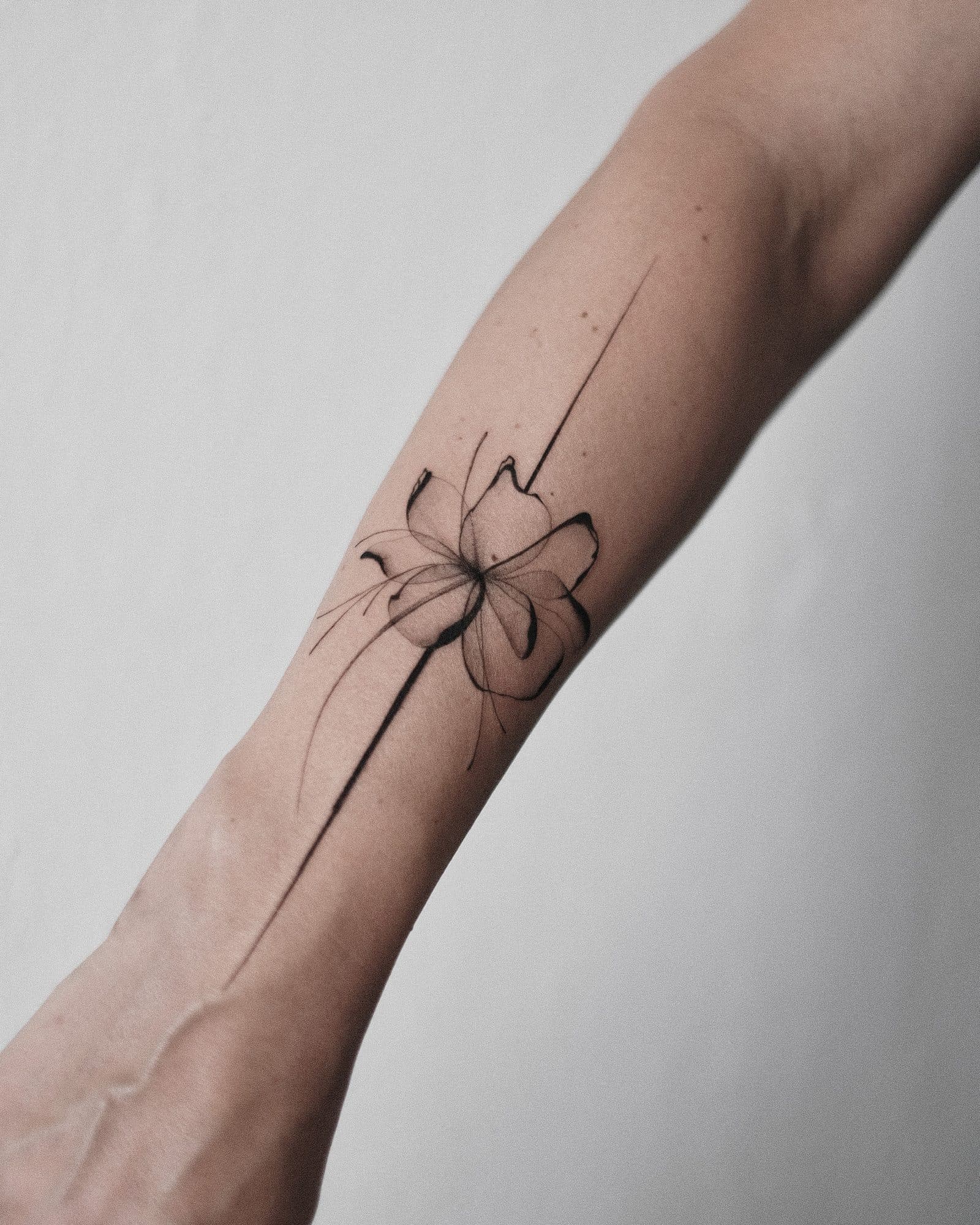 Botanisches Tattoo – Abstrakte Blume – SIJA.INK Zürich