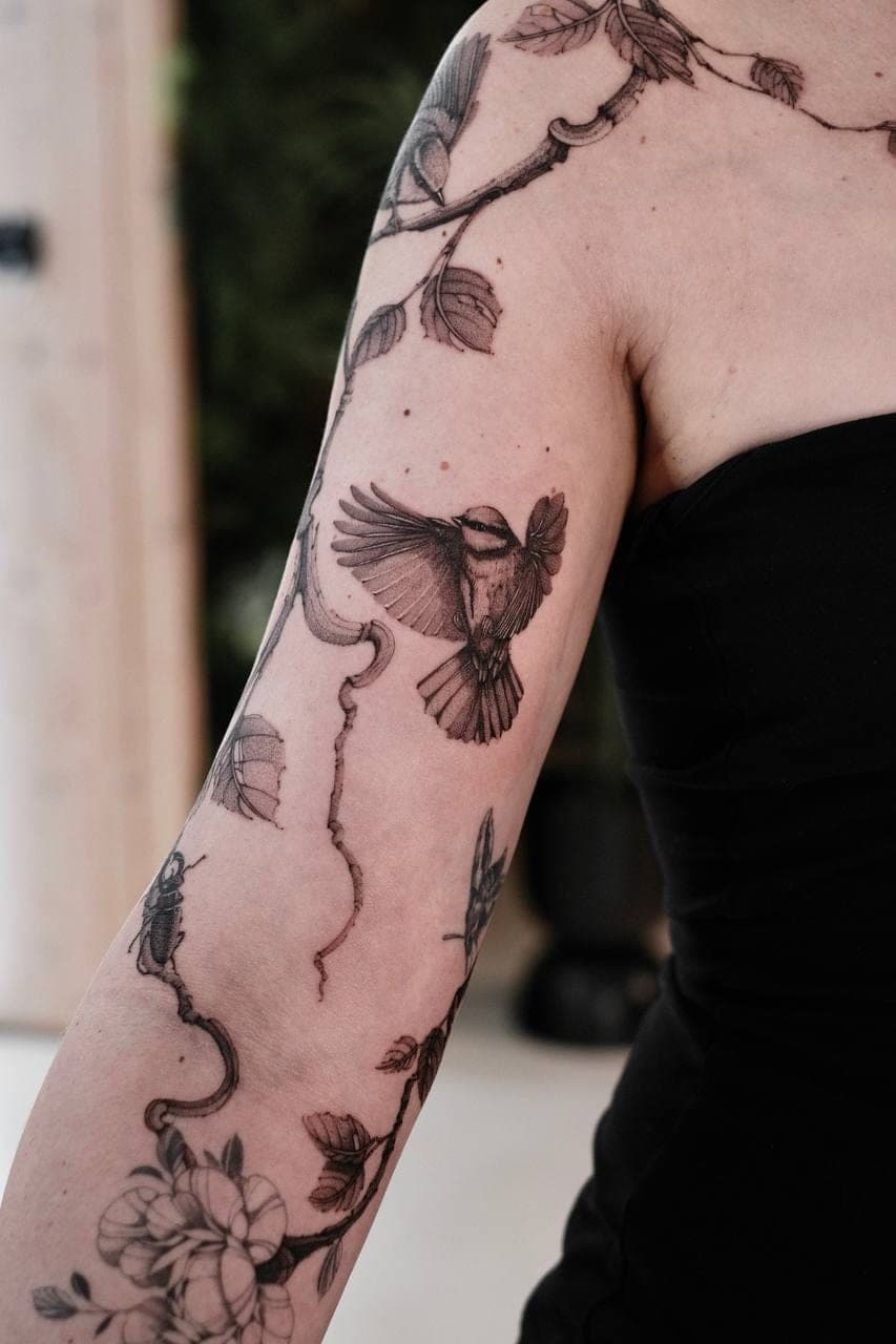 Botanisches Tattoo – Vogel & Äste Sleeve – SIJA.INK Zürich