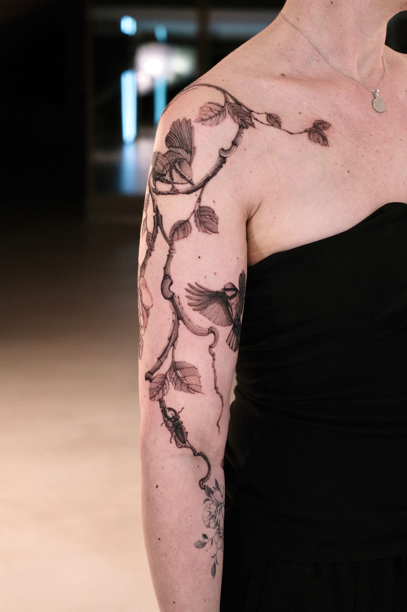 Botanisches Tattoo – Vogel & Äste Sleeve – SIJA.INK Zürich