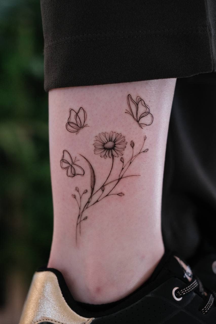 Botanisches Tattoo – Gänseblume & Schmetterlinge – SIJA.INK Zürich