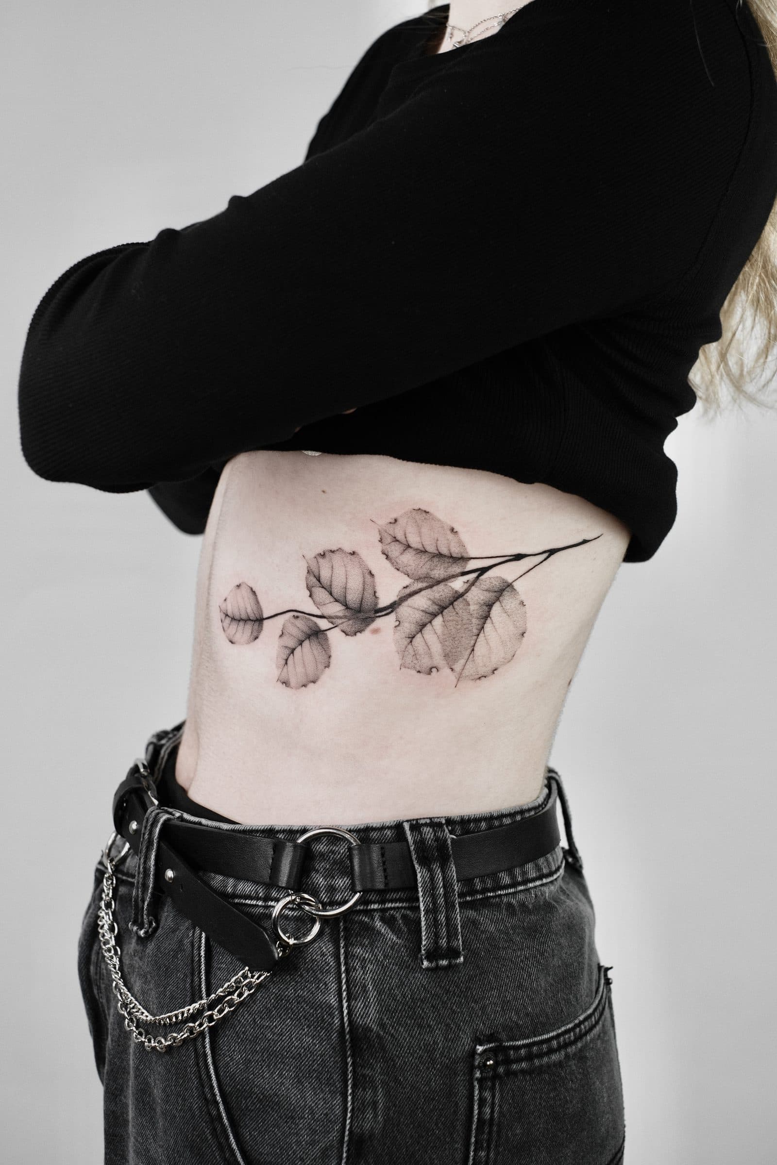 Botanisches Tattoo – Haselnussast – SIJA.INK Zürich