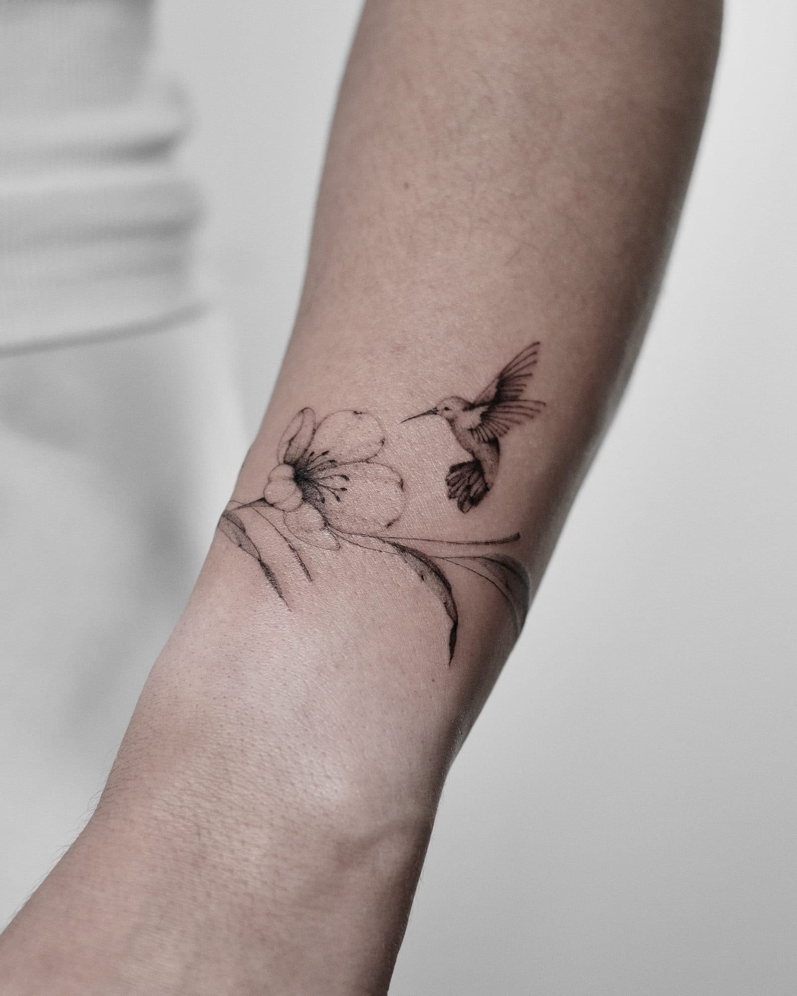 Botanisches Tattoo – Kolibri Blume – SIJA.INK Zürich
