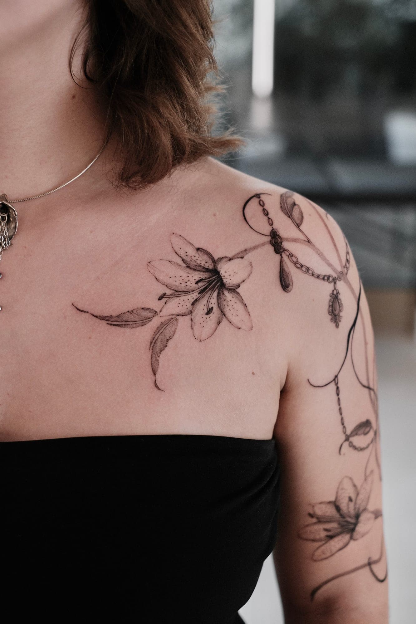 Botanisches Tattoo – Lilien & Ketten – SIJA.INK Zürich