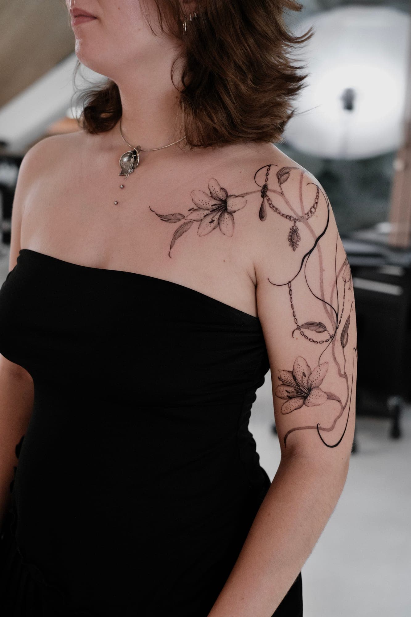 Botanisches Tattoo – Lilien & Ketten – SIJA.INK Zürich
