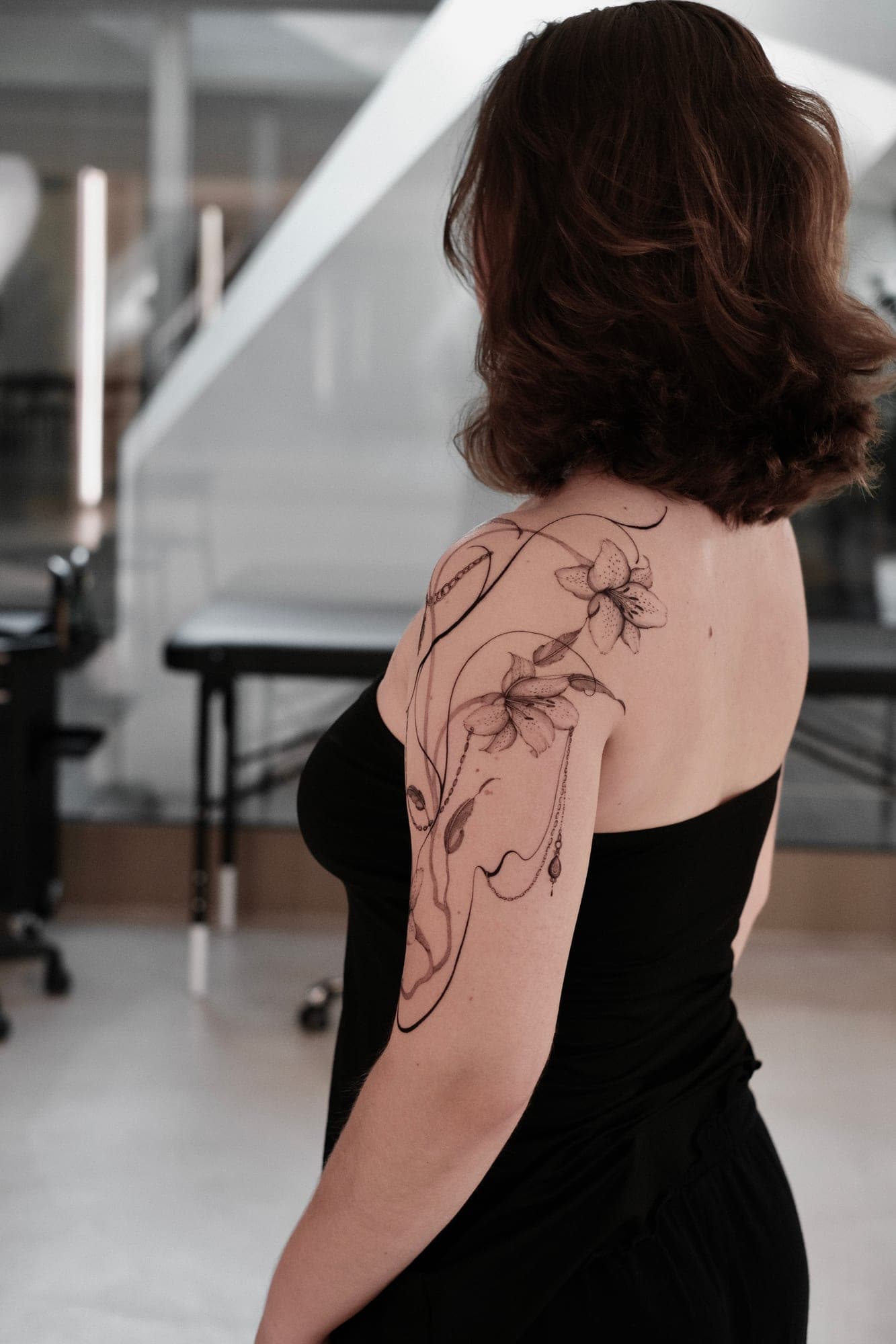 Botanisches Tattoo – Lilien & Ketten – SIJA.INK Zürich