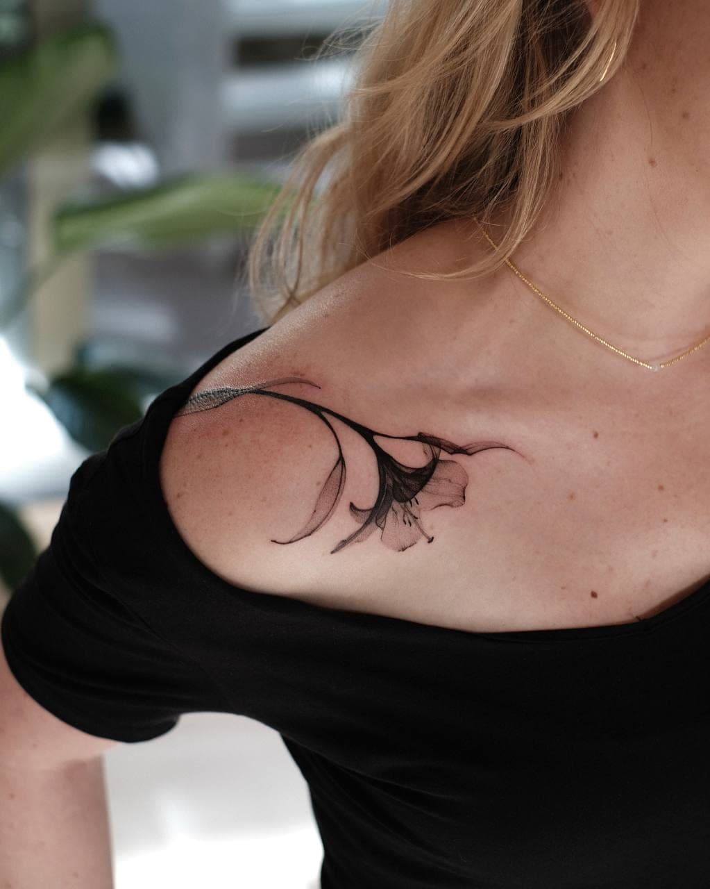Botanisches Tattoo – Lilie Schulter – SIJA.INK Zürich