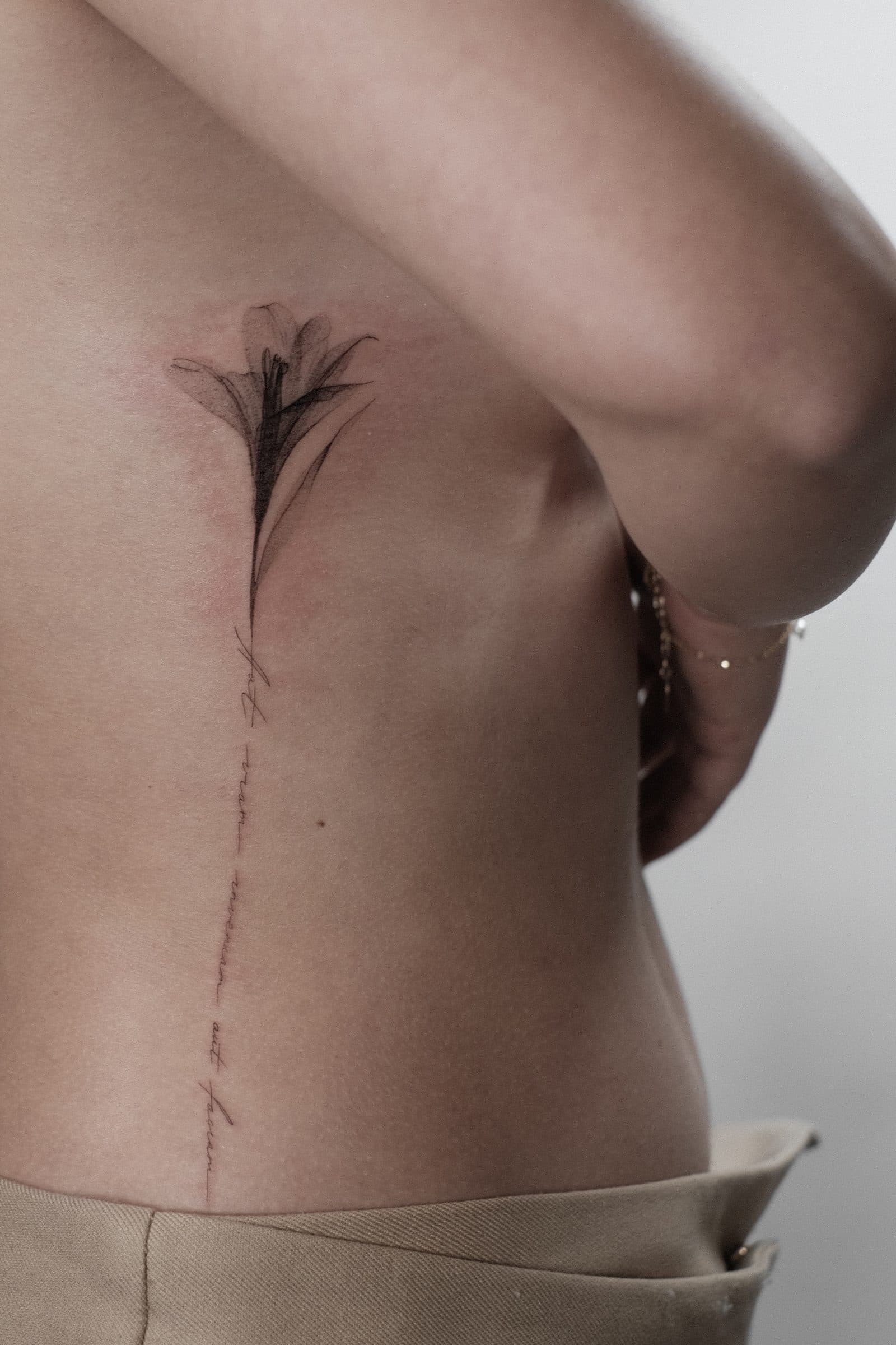 Botanisches Tattoo – Lilienstiel – SIJA.INK Zürich
