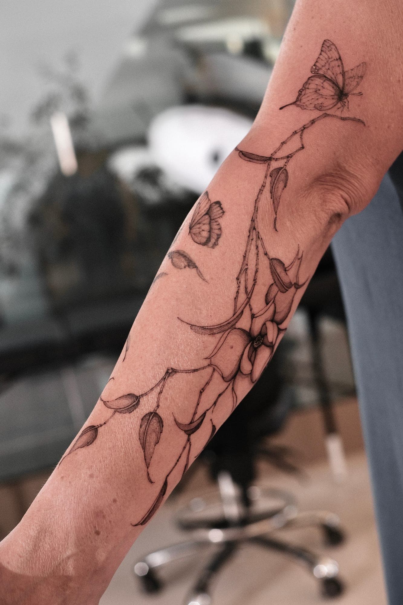 Botanisches Tattoo – Magnolie & Schmetterlinge – SIJA.INK Zürich
