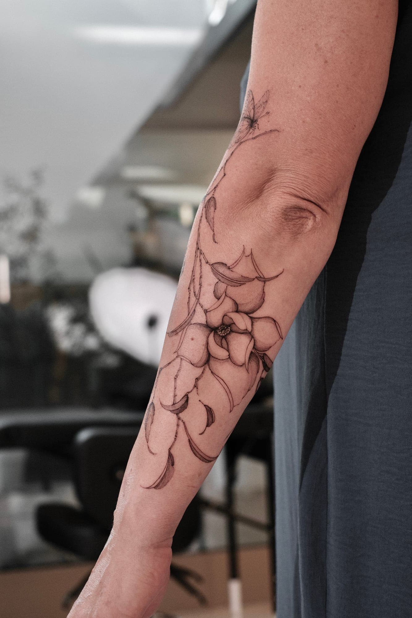 Botanisches Tattoo – Magnolie & Libelle – SIJA.INK Zürich