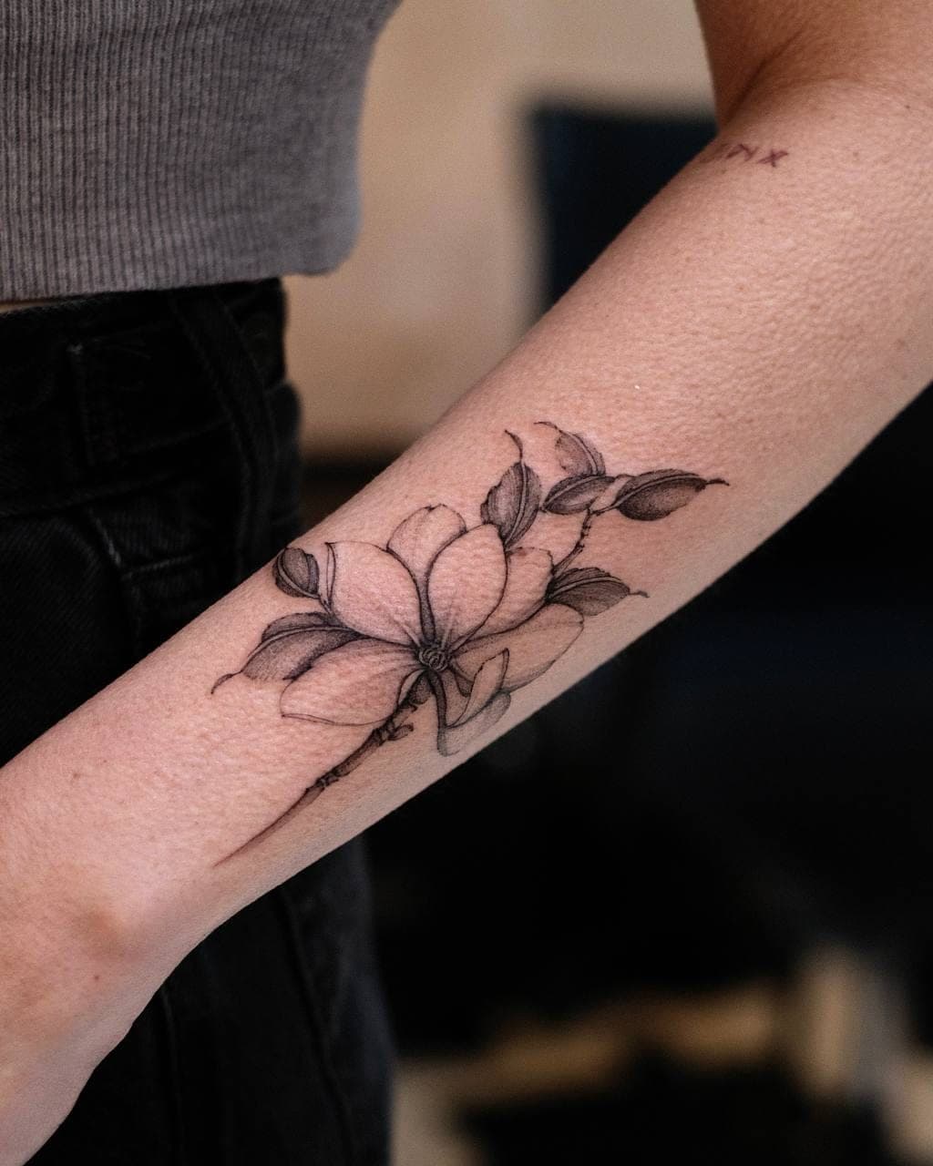 Botanisches Tattoo – Magnolie Unterarm – SIJA.INK Zürich
