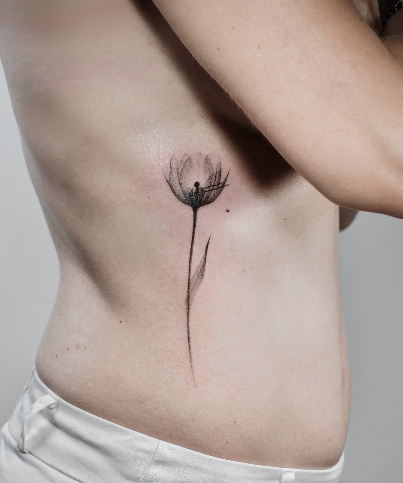 Botanisches Tattoo – Tulpe – SIJA.INK Zürich