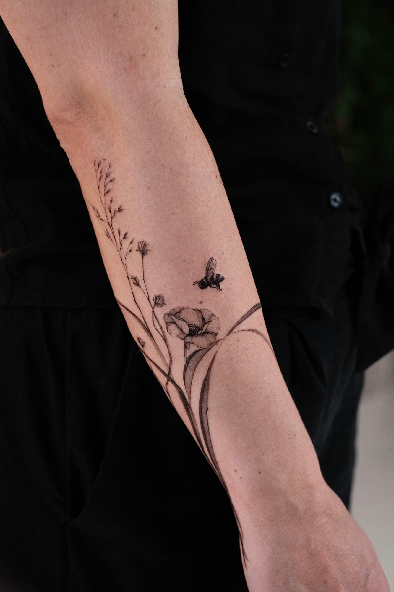 Botanisches Tattoo – Wildblumen & Biene – SIJA.INK Zürich