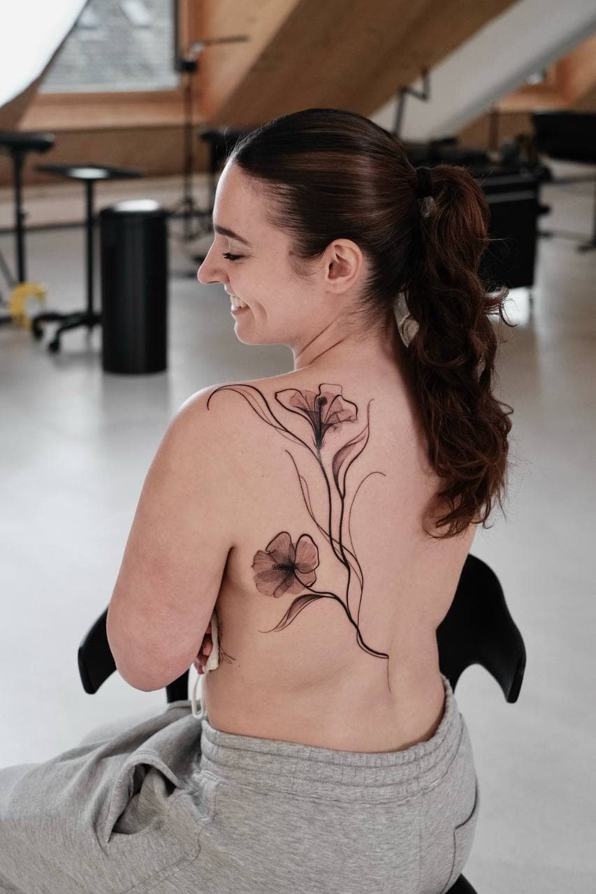 Botanisches Tattoo – X-Ray Blumen Rücken – SIJA.INK Zürich
