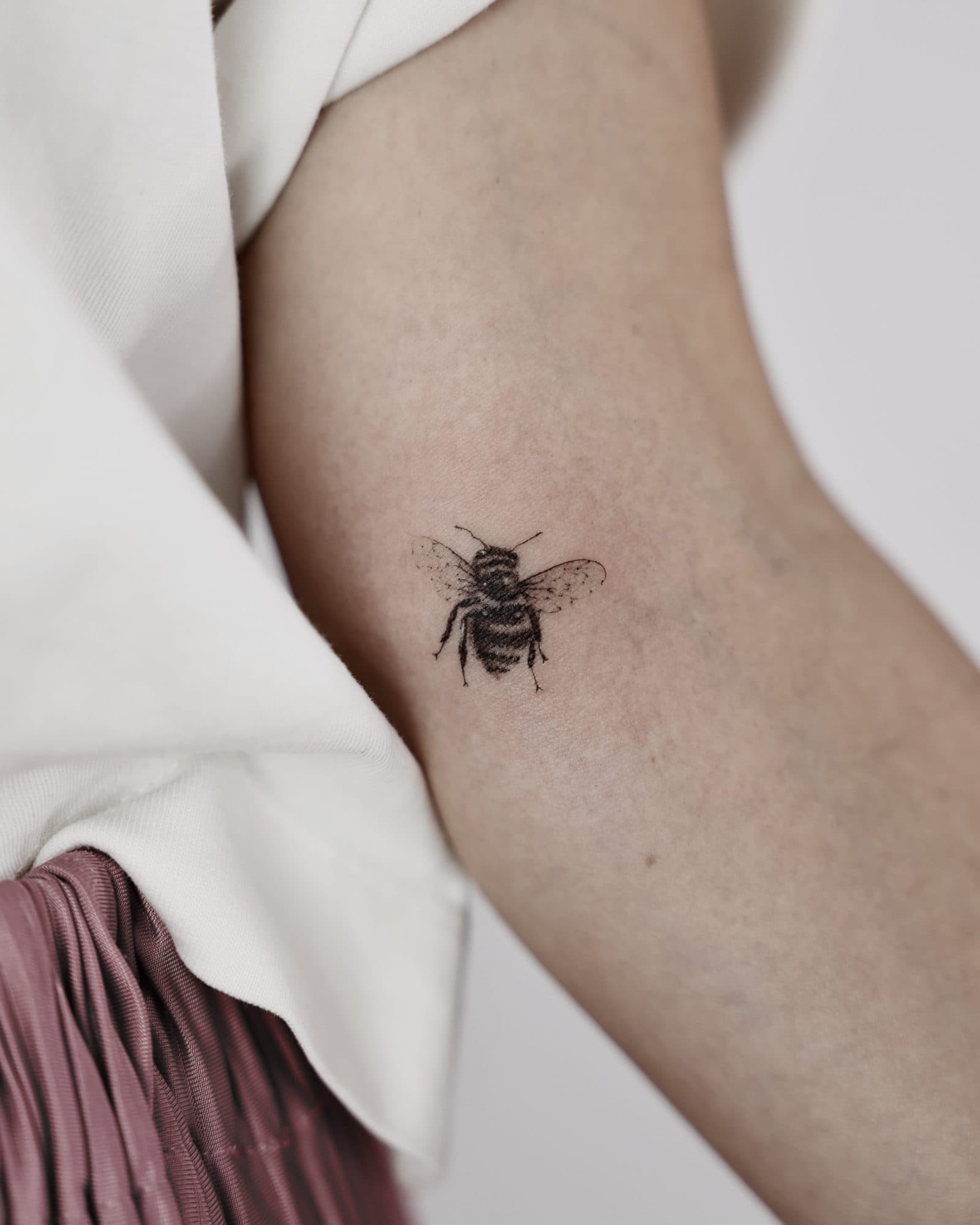 Microrealism Tattoo – Biene – SIJA.INK Zürich