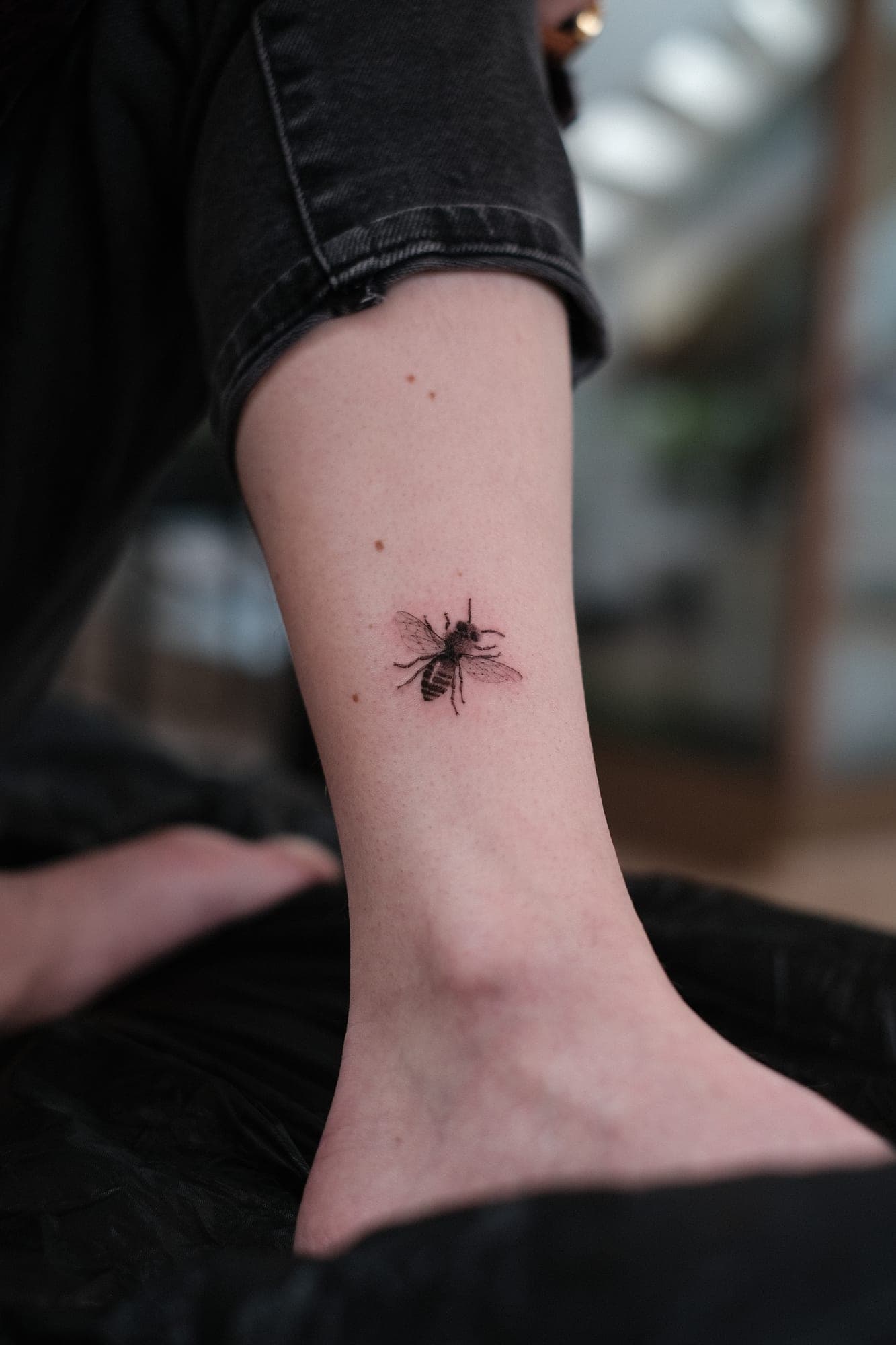 Microrealism Tattoo – Biene Knöchel – SIJA.INK Zürich