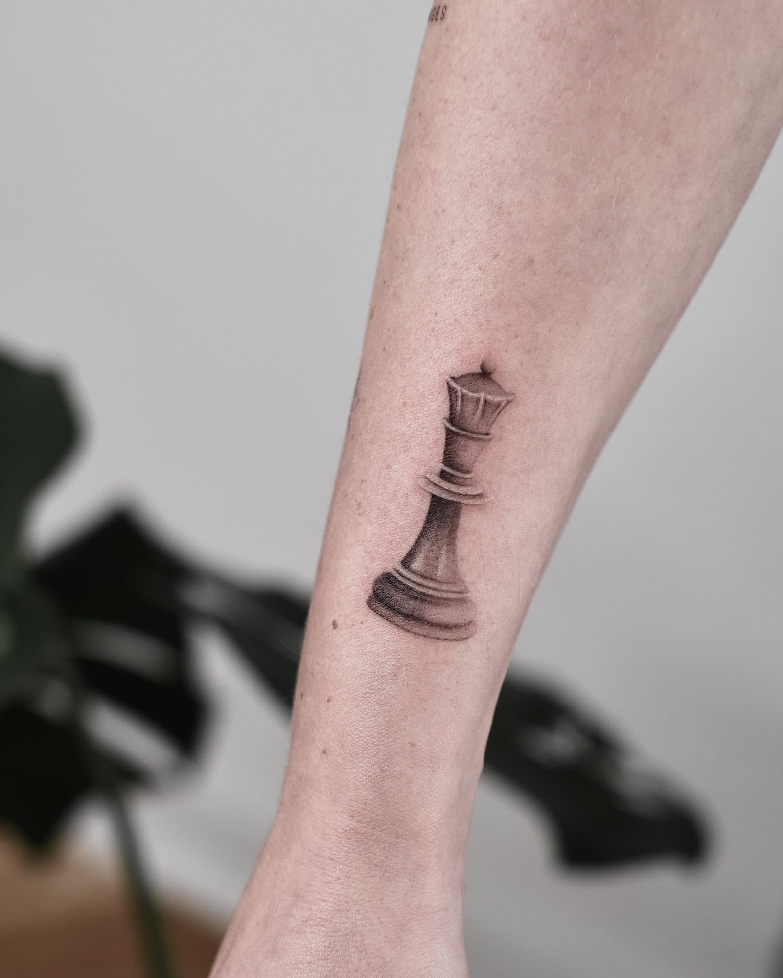 Microrealism Tattoo – Schachkönigin – SIJA.INK Zürich