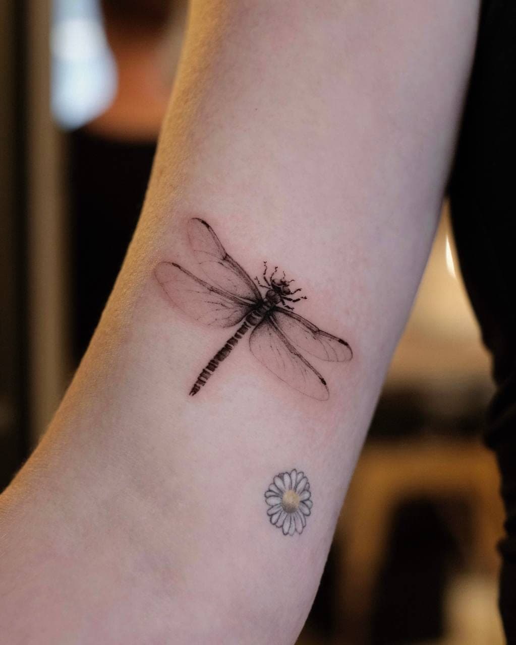 Microrealism Tattoo – Libelle & Gänseblümchen – SIJA.INK Zürich