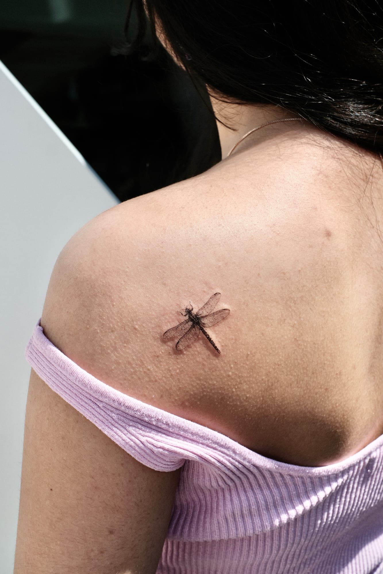 Microrealism Tattoo – Libelle Schulter – SIJA.INK Zürich