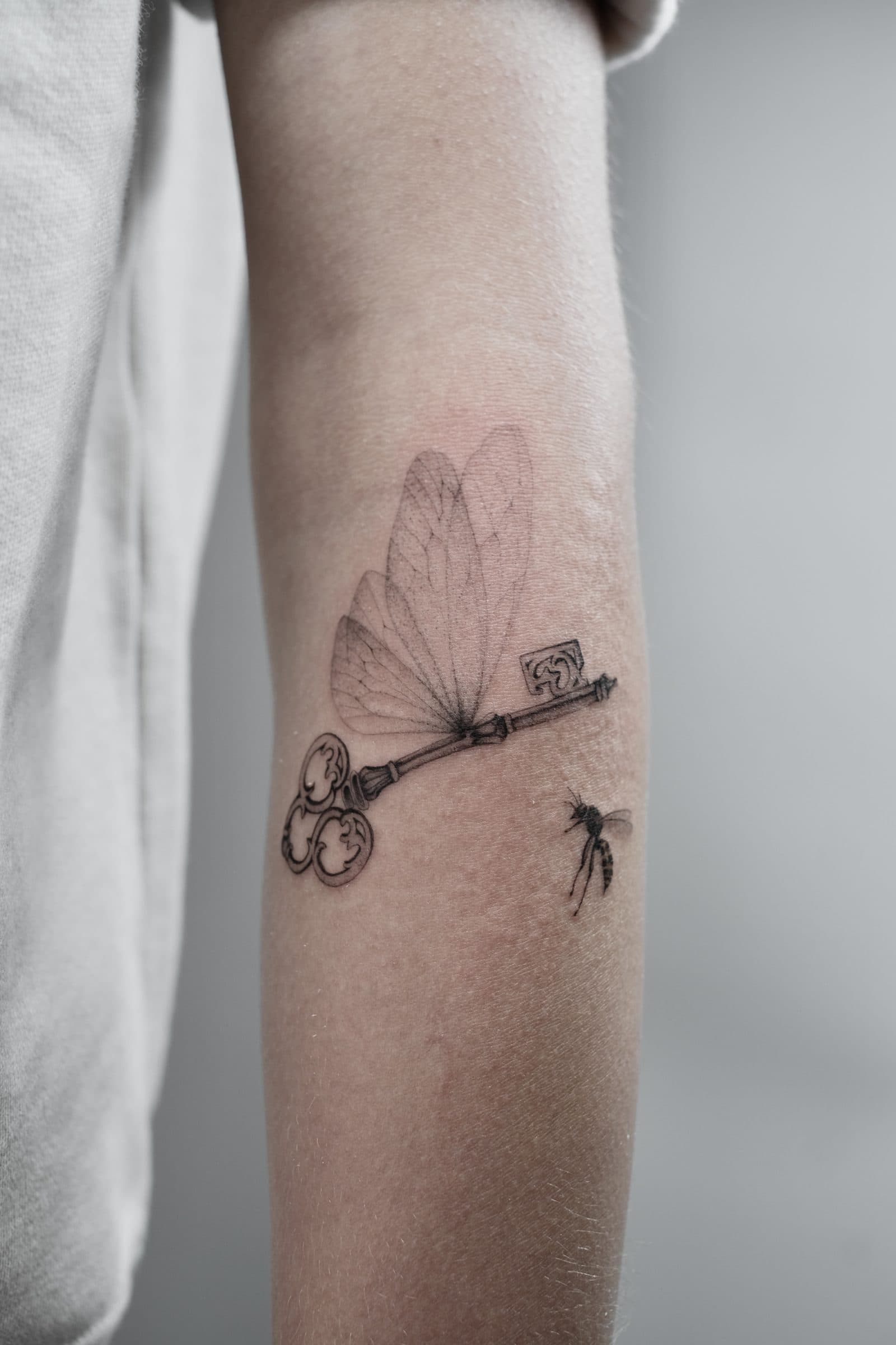 Microrealism Tattoo – Fliegender Schlüssel – SIJA.INK Zürich
