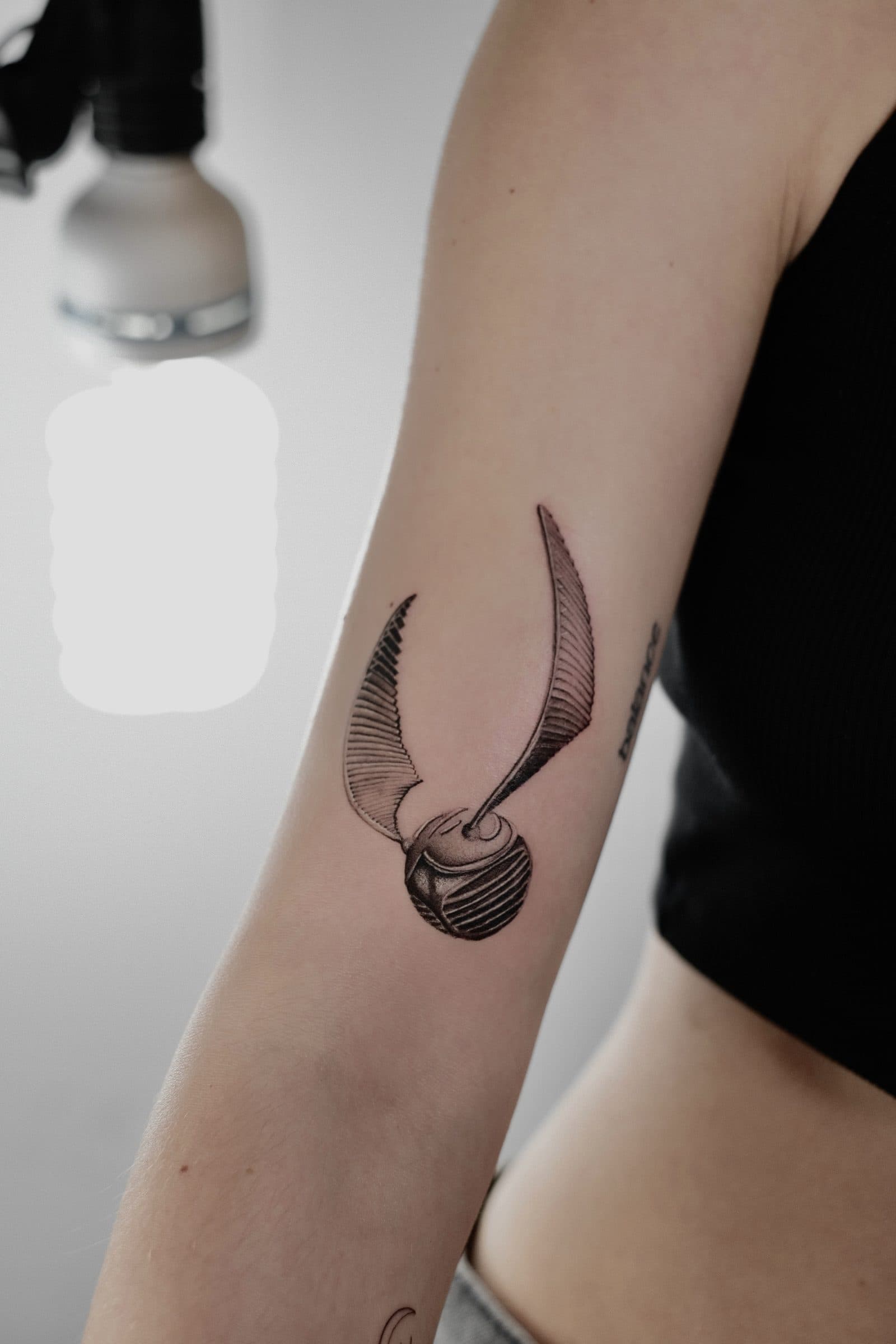 Microrealism Tattoo – Goldener Schnatz – SIJA.INK Zürich