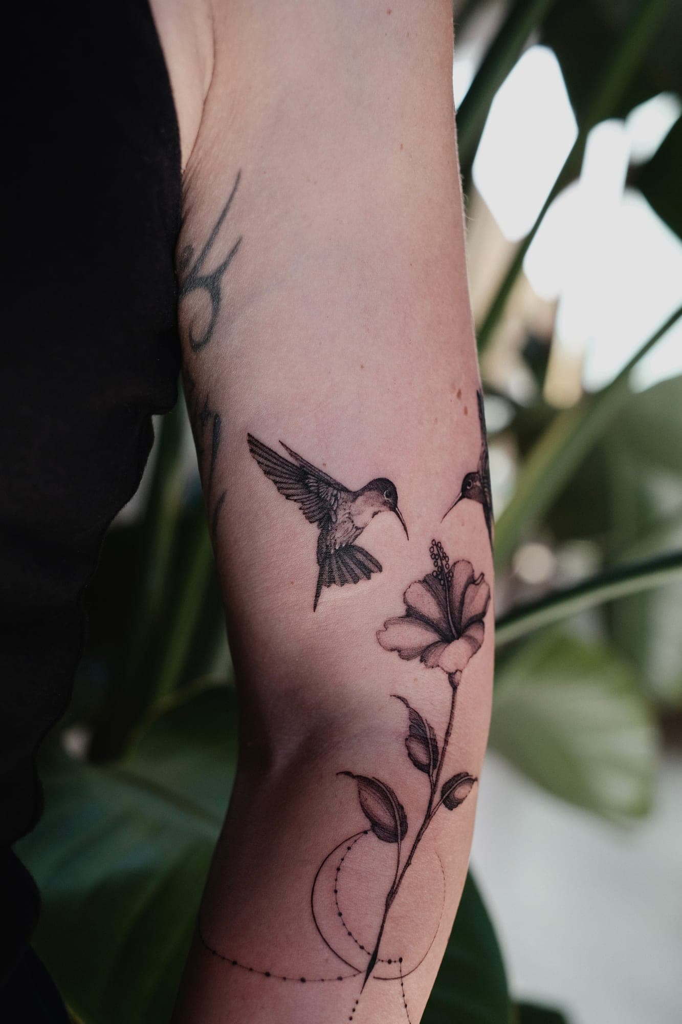 Microrealism Tattoo – Kolibris & Hibiskus – SIJA.INK Zürich
