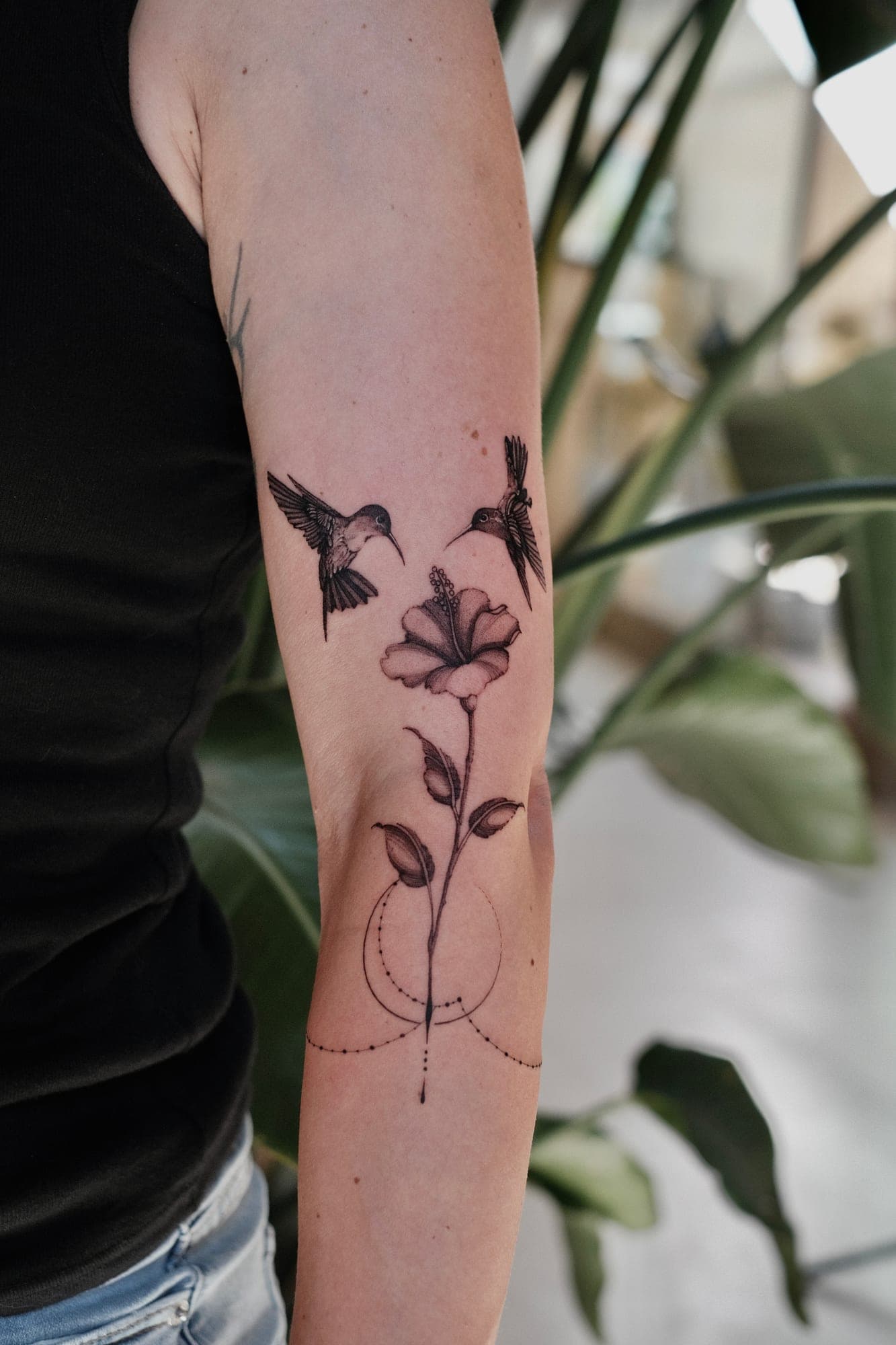 Microrealism Tattoo – Kolibris & Hibiskus – SIJA.INK Zürich