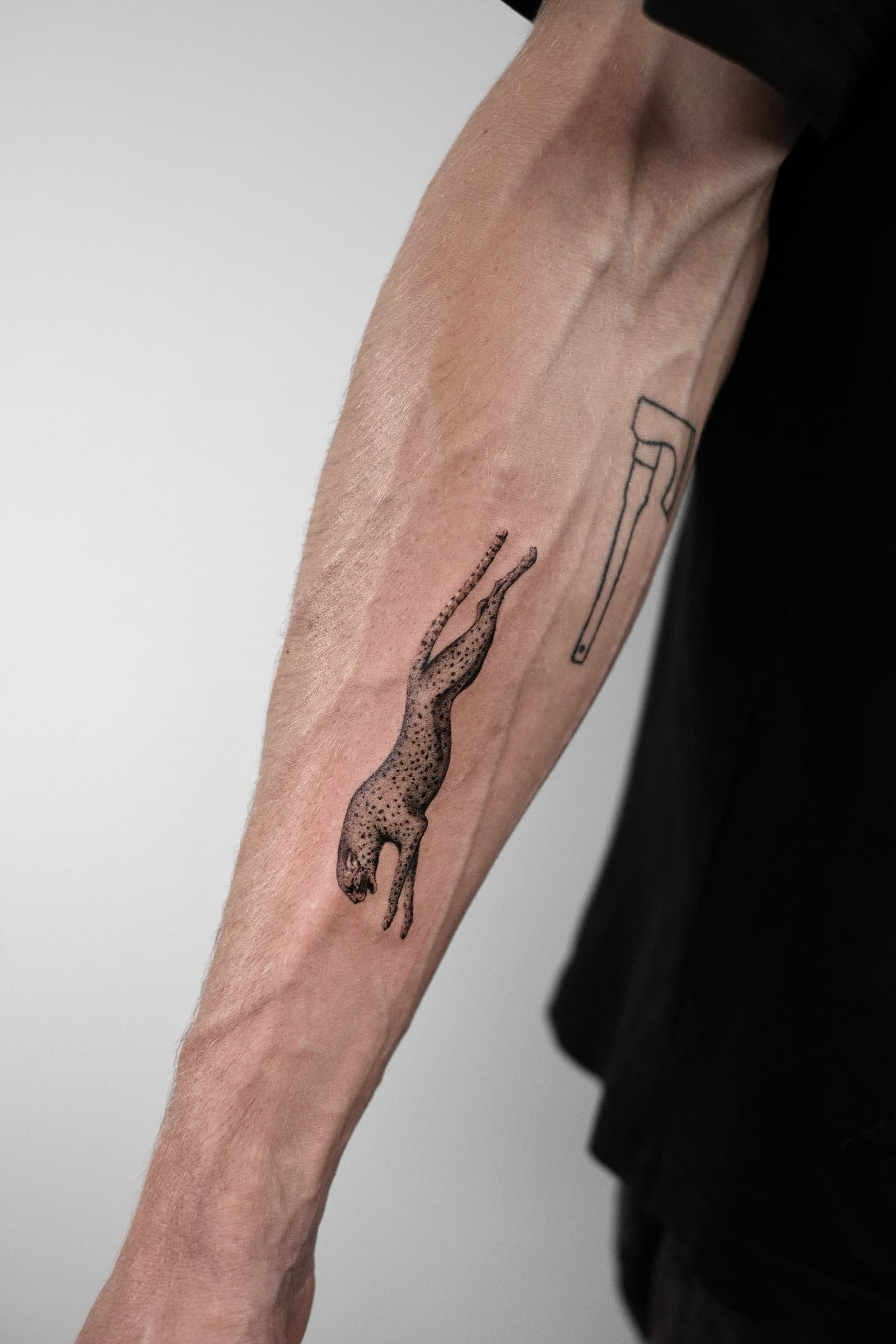 Microrealism Tattoo – Rennender Gepard – SIJA.INK Zürich