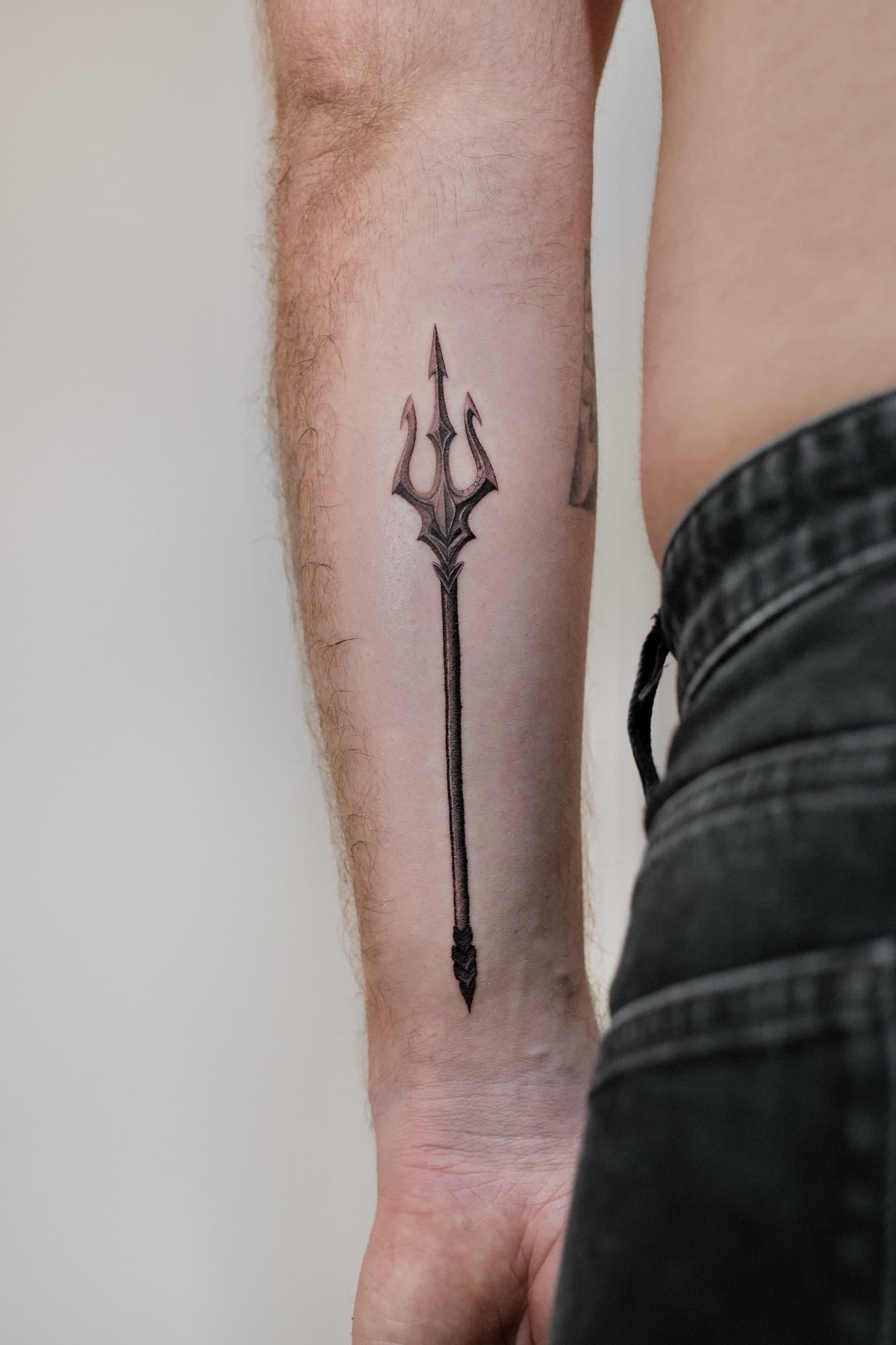Microrealism Tattoo – Dreizack – SIJA.INK Zürich