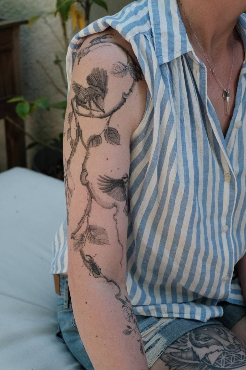 Fineline Tattoo verheilt – Vogel & Äste Sleeve – SIJA.INK Zürich
