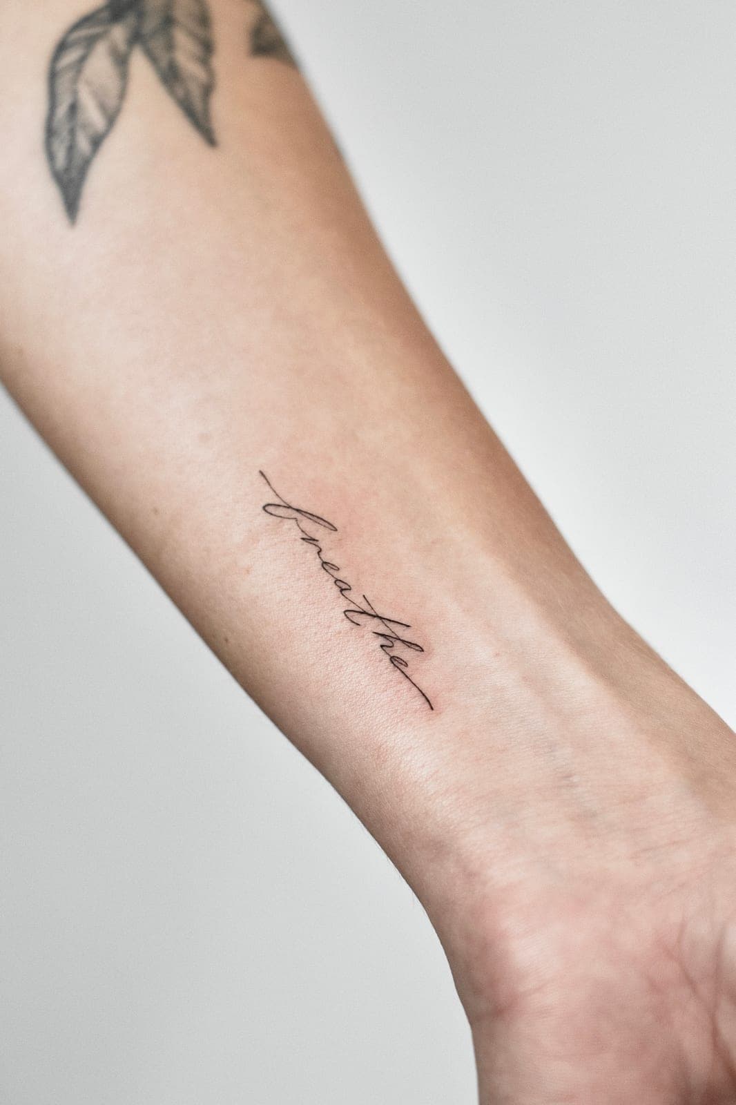 Fineline Tattoo frisch gestochen – breathe – SIJA.INK Zürich