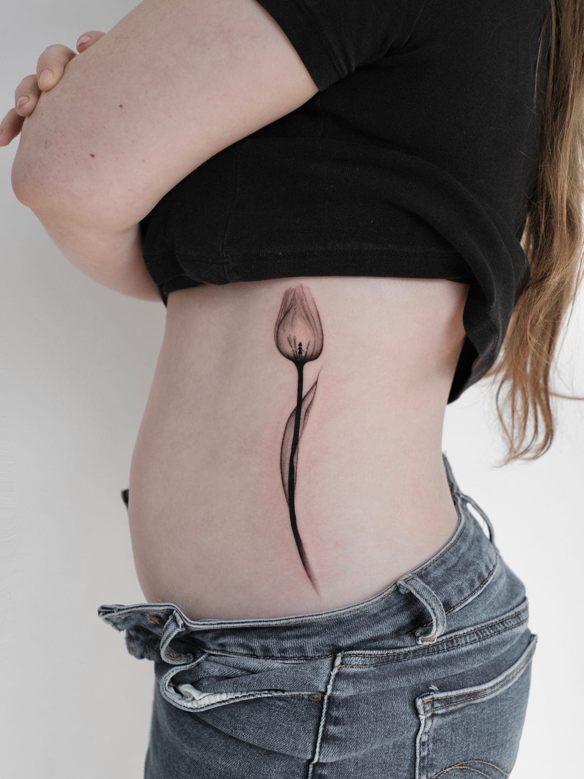 Fineline Tattoo frisch gestochen – Tulpe – SIJA.INK Zürich
