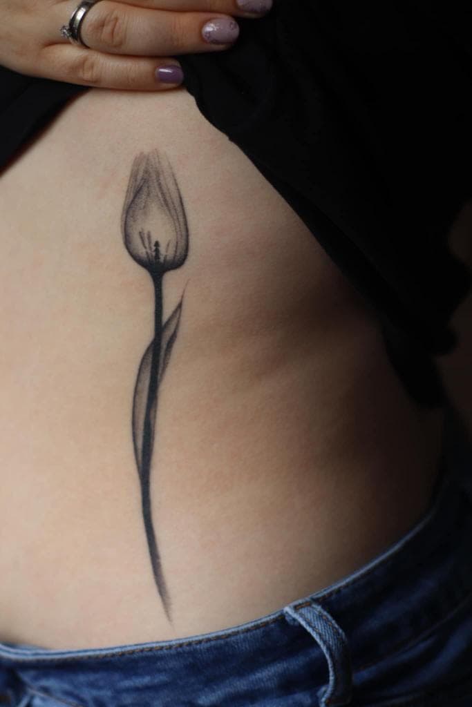 Fineline Tattoo verheilt – Tulpe – SIJA.INK Zürich