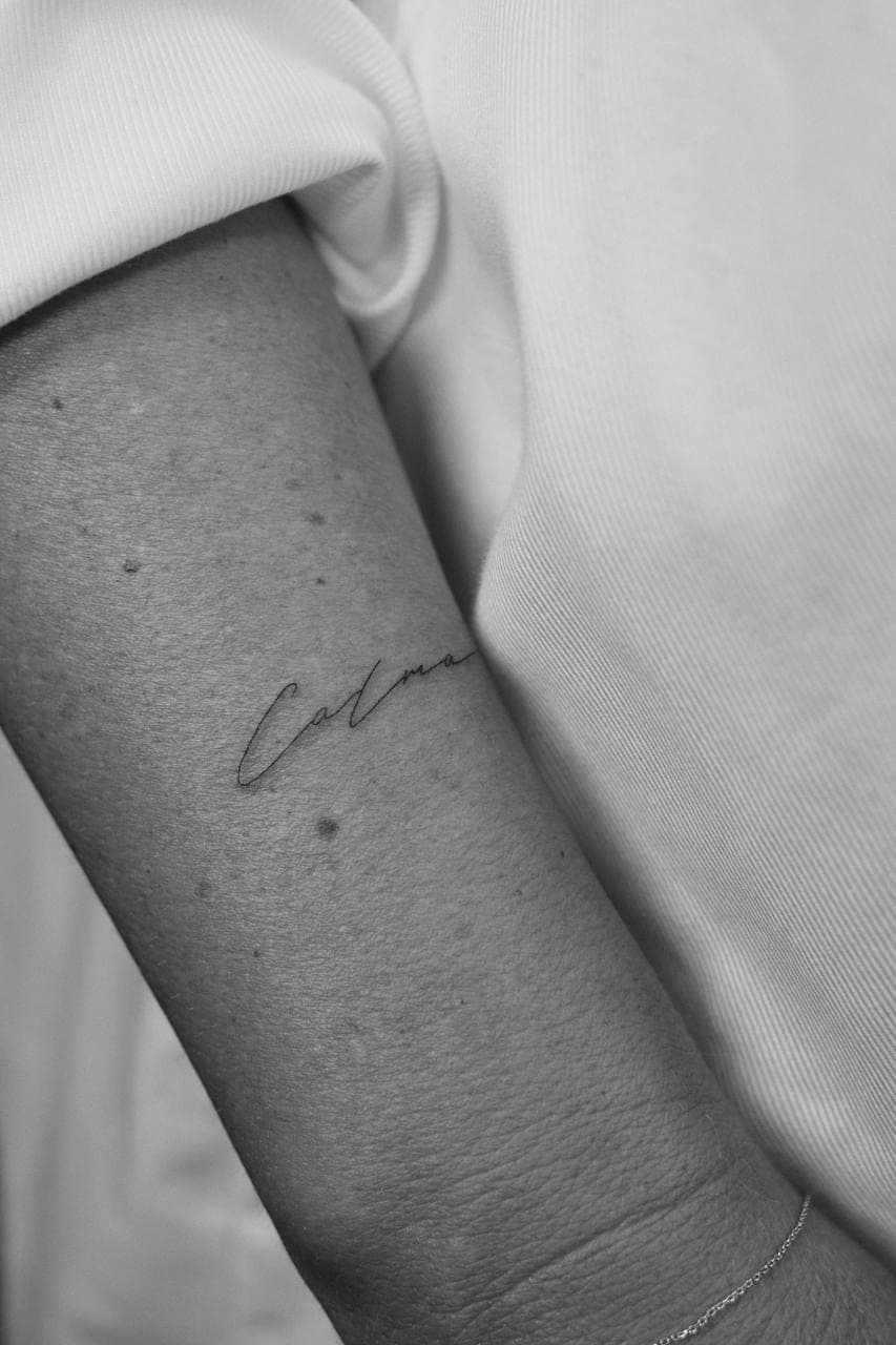 Fineline Tattoo frisch gestochen – Calma – SIJA.INK Zürich