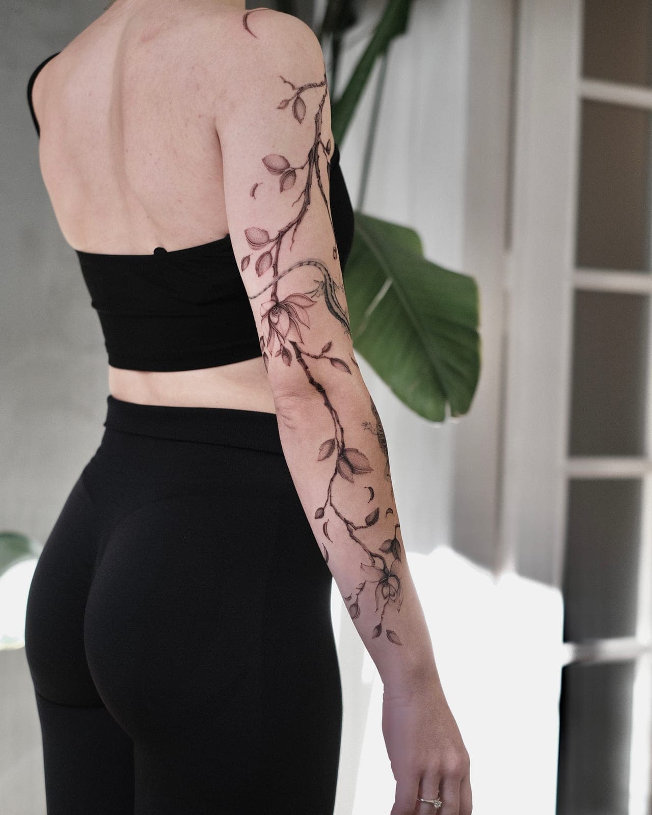 Fineline Tattoo frisch gestochen – Magnolie Sleeve – SIJA.INK Zürich